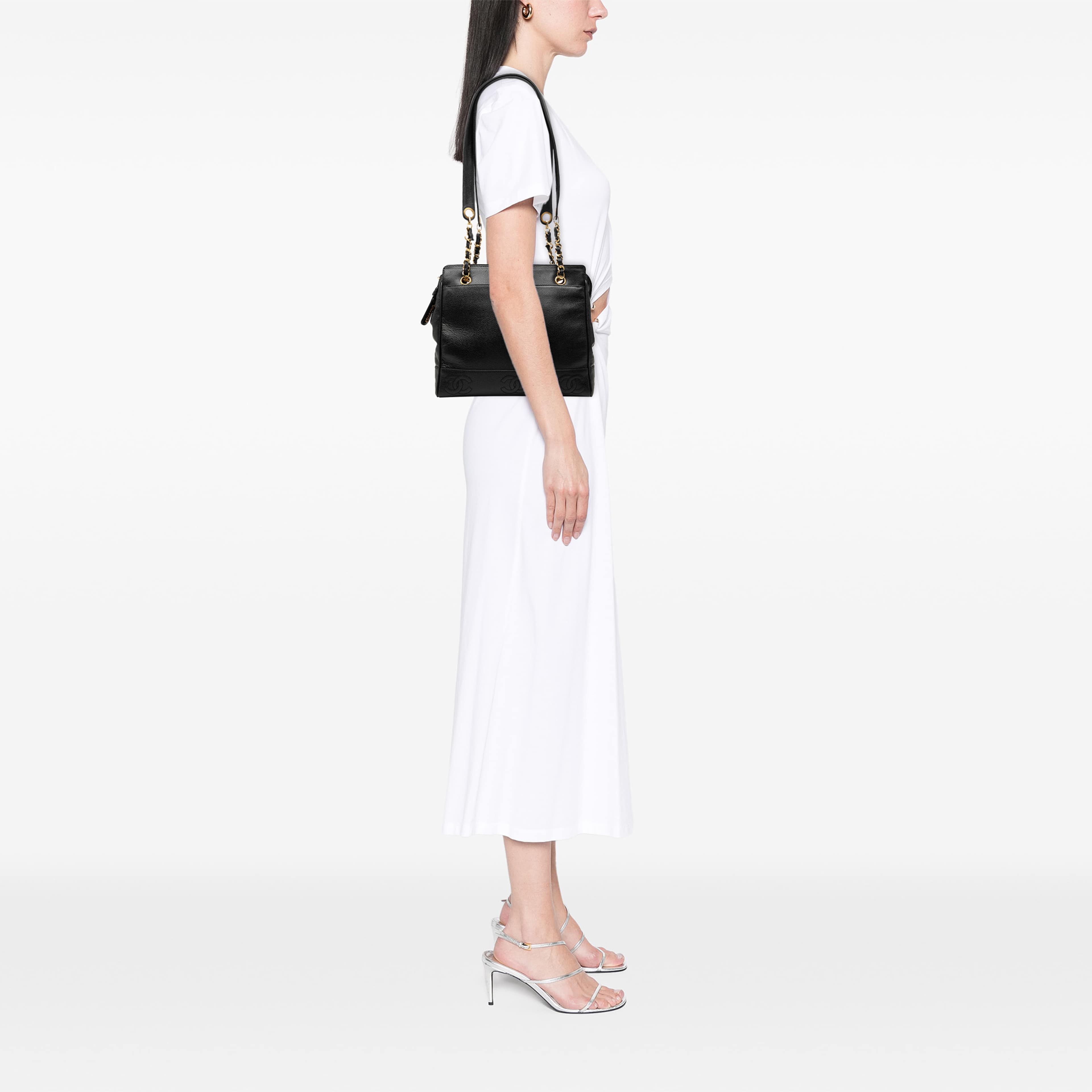Chanel Triple Cc Caviar Shoulder Bag, från Luxclusif, i färgen svart. Klicka för att öppna bilden i stort format