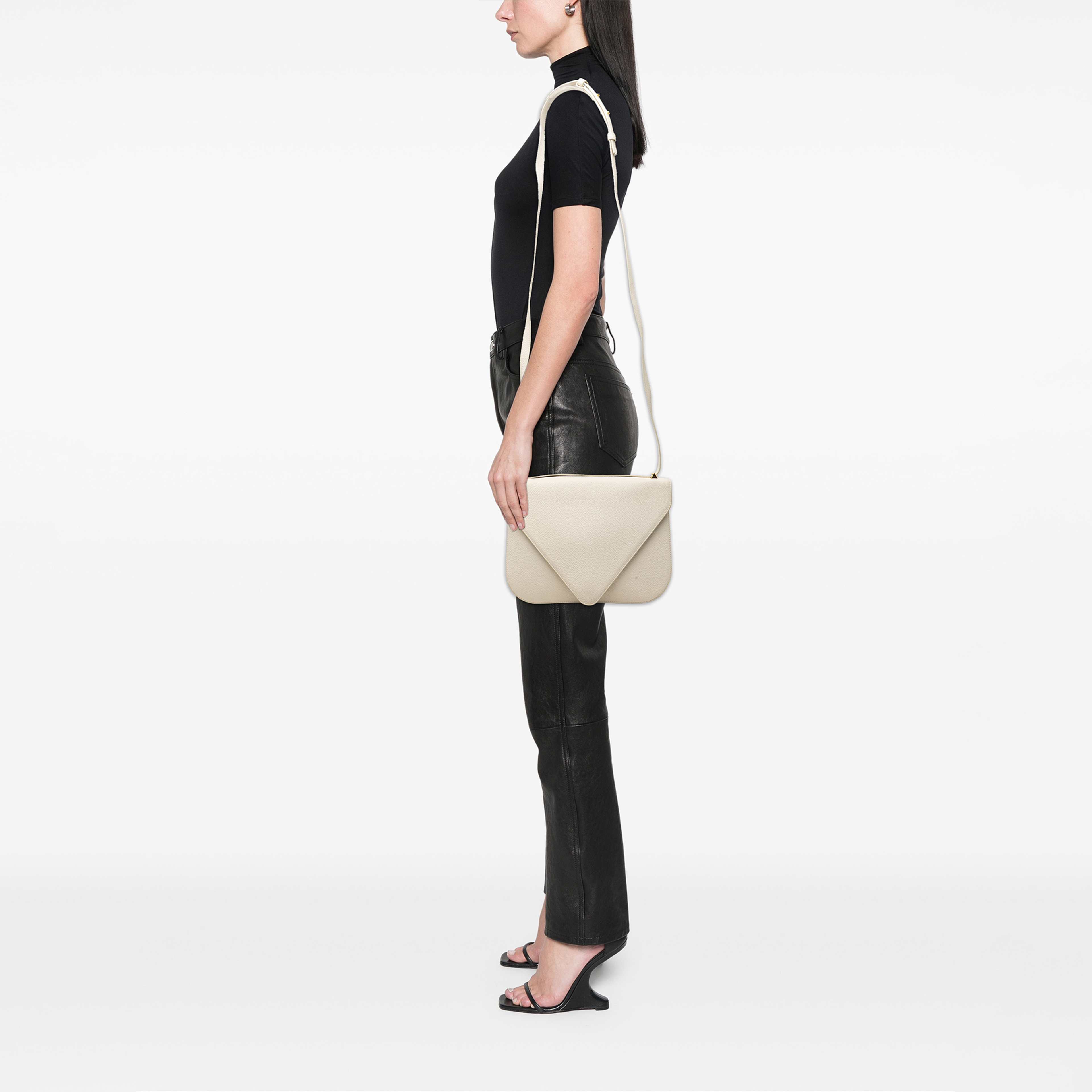 Bottega Veneta Medium Leather Mount Envelope Chain Bag, från Luxclusif, i färgen vit. Klicka för att öppna bilden i stort format