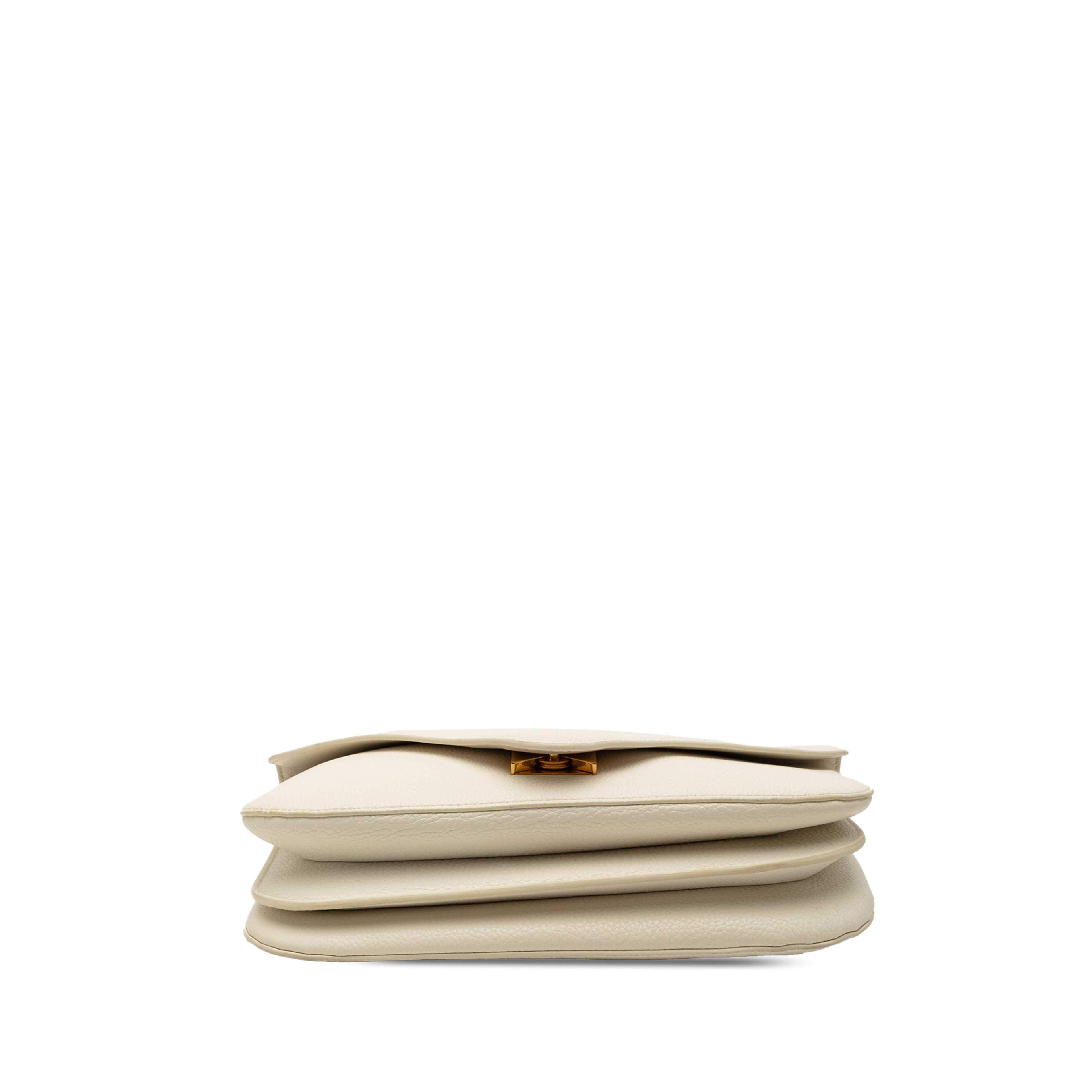 Bottega Veneta Medium Leather Mount Envelope Chain Bag, från Luxclusif, i färgen ivory. Klicka för att öppna bilden i stort format