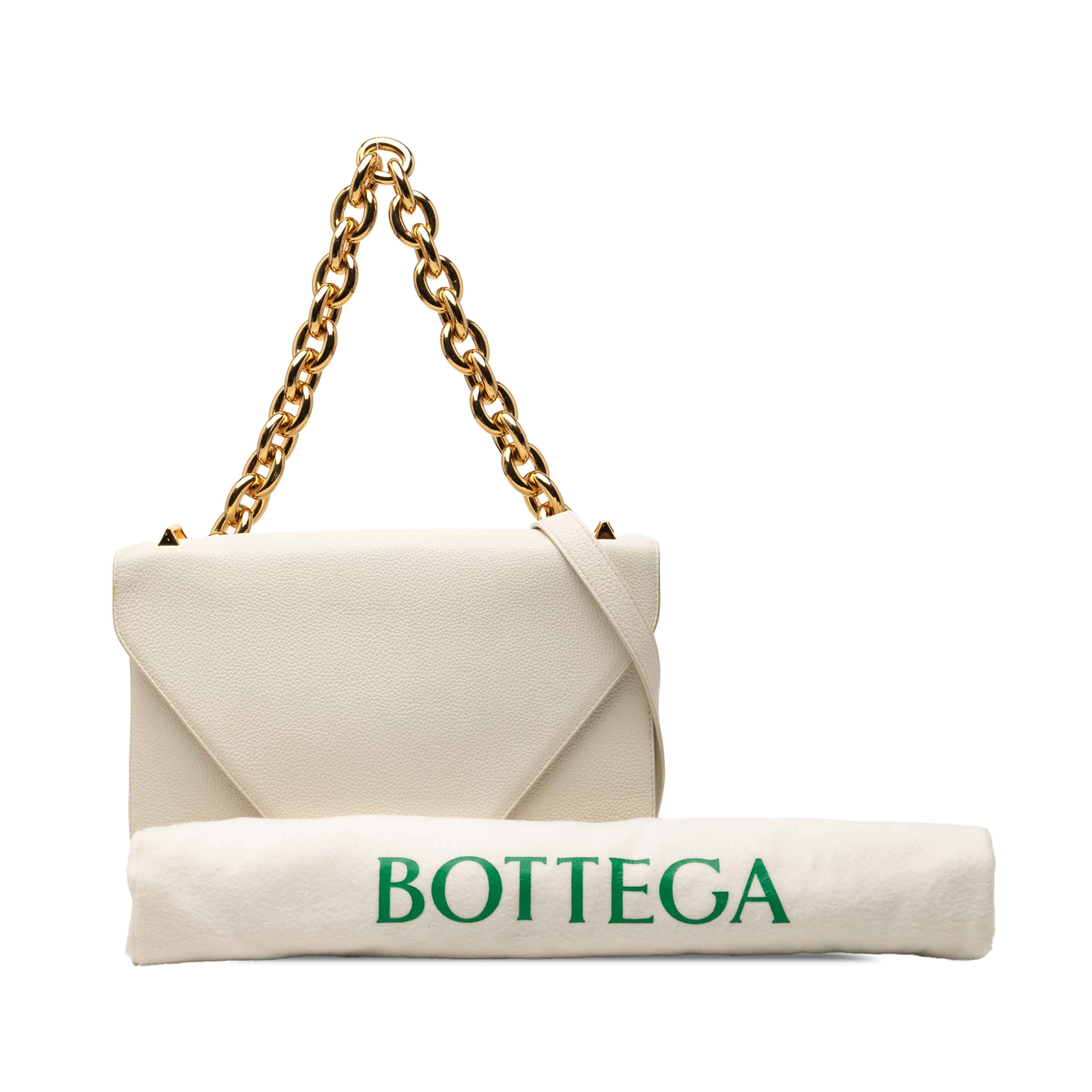 Bottega Veneta Medium Leather Mount Envelope Chain Bag, från Luxclusif, i färgen vit. Klicka för att öppna bilden i stort format