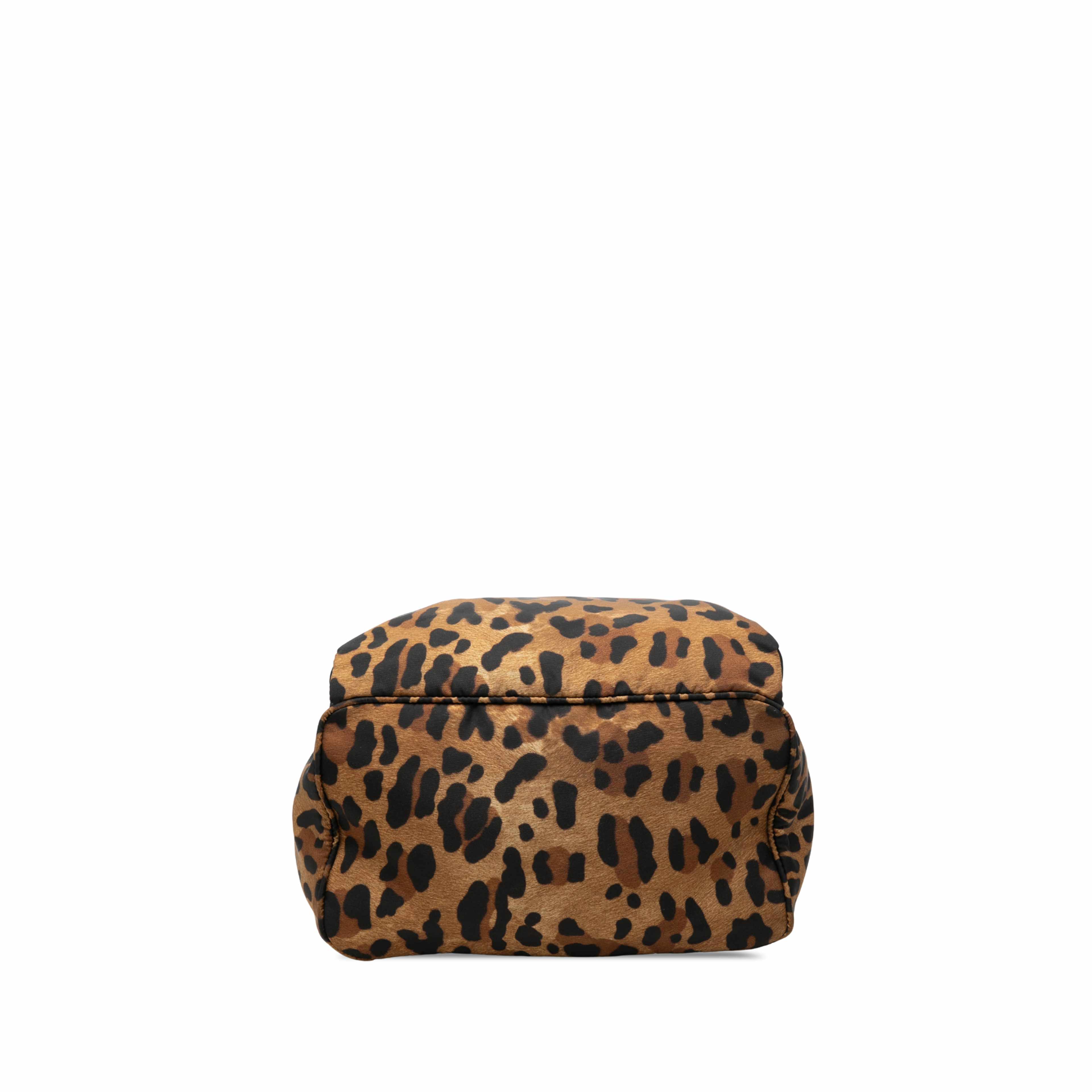 Prada Leopard Print Tessuto Backpack, från Luxclusif, i färgen brun. Klicka för att öppna bilden i stort format