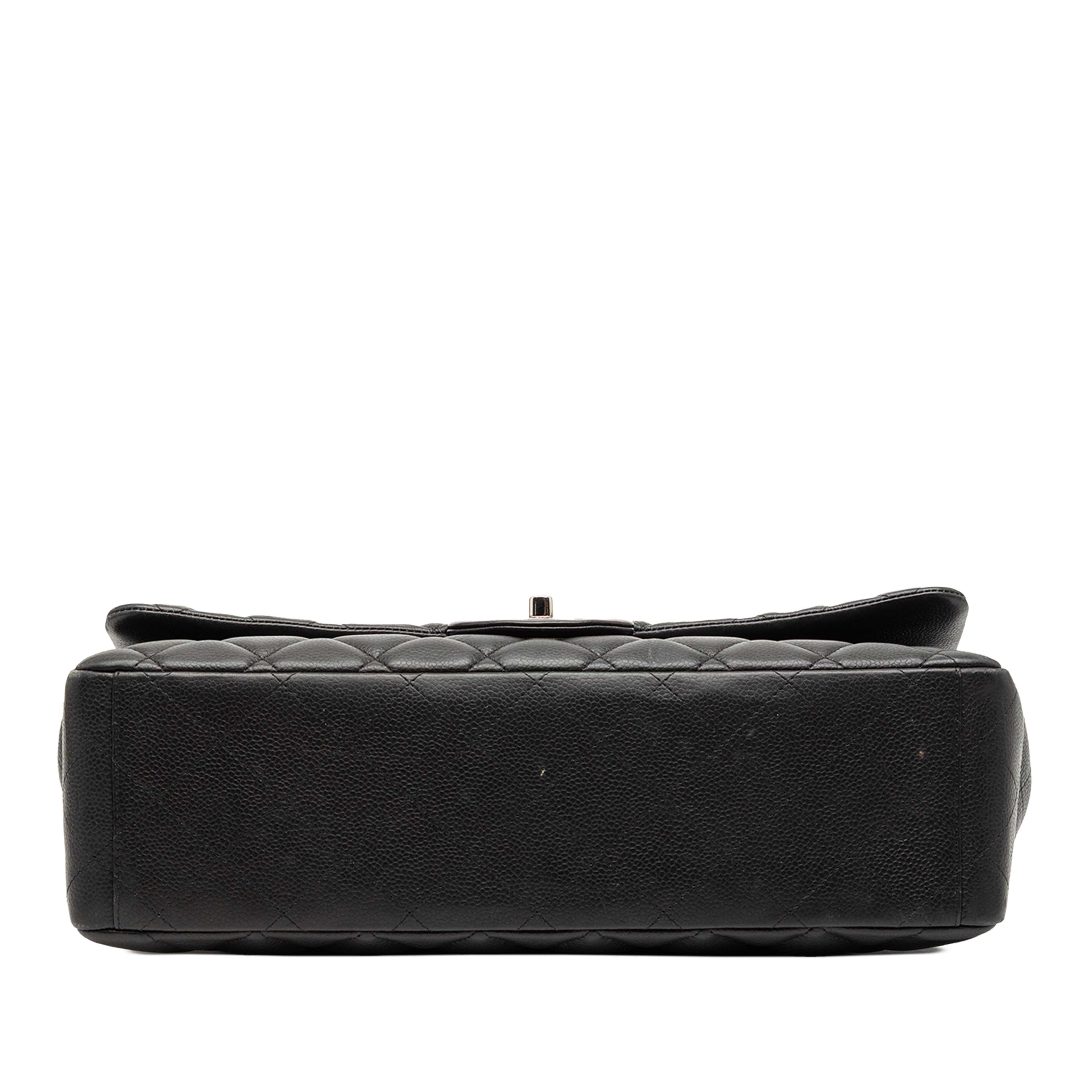 Chanel Maxi Classic Caviar Double Flap, från Luxclusif, i färgen svart. Klicka för att öppna bilden i stort format