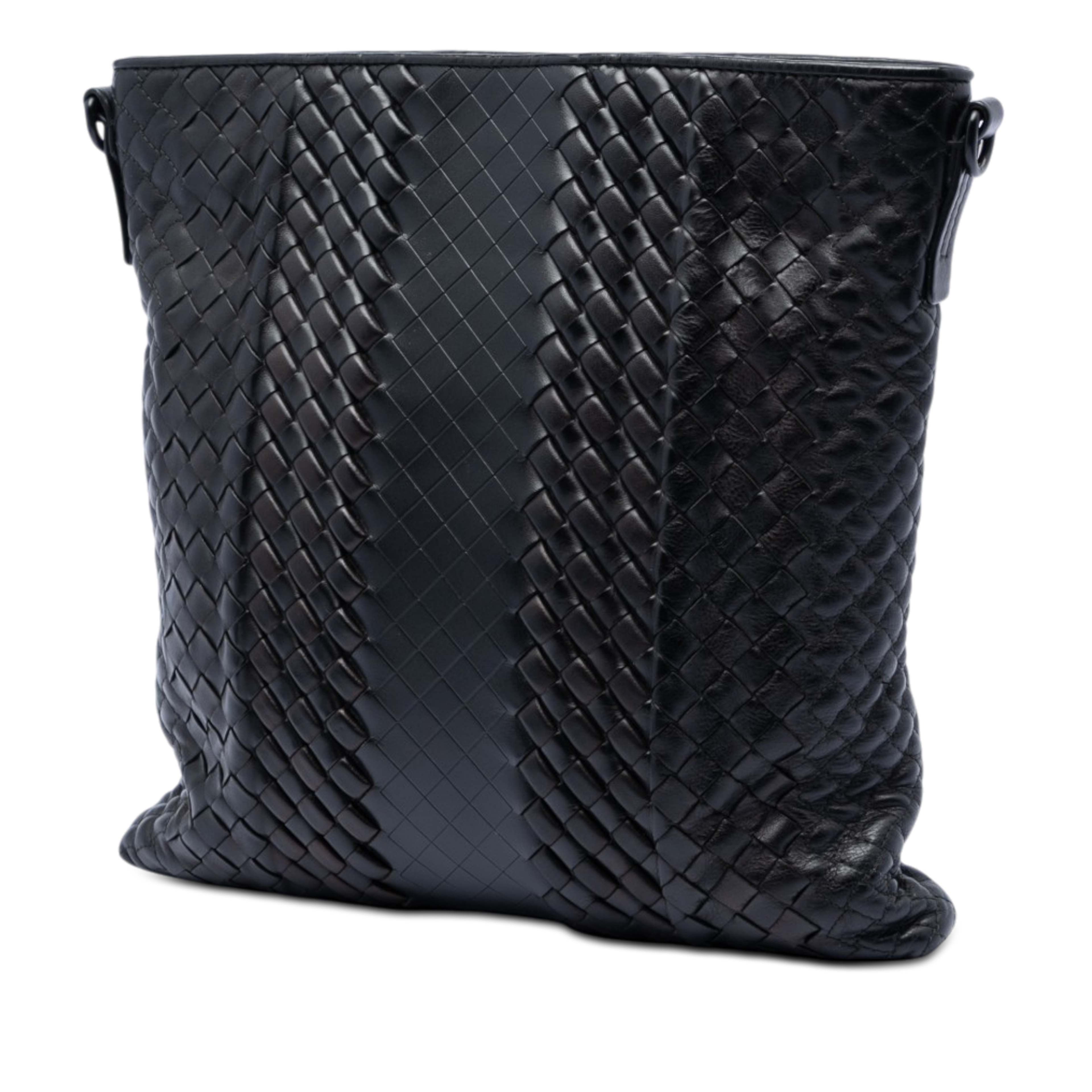 Bottega Veneta Leather Intreccio Imperatore Crossbody, från Luxclusif, i färgen svart. Klicka för att öppna bilden i stort format
