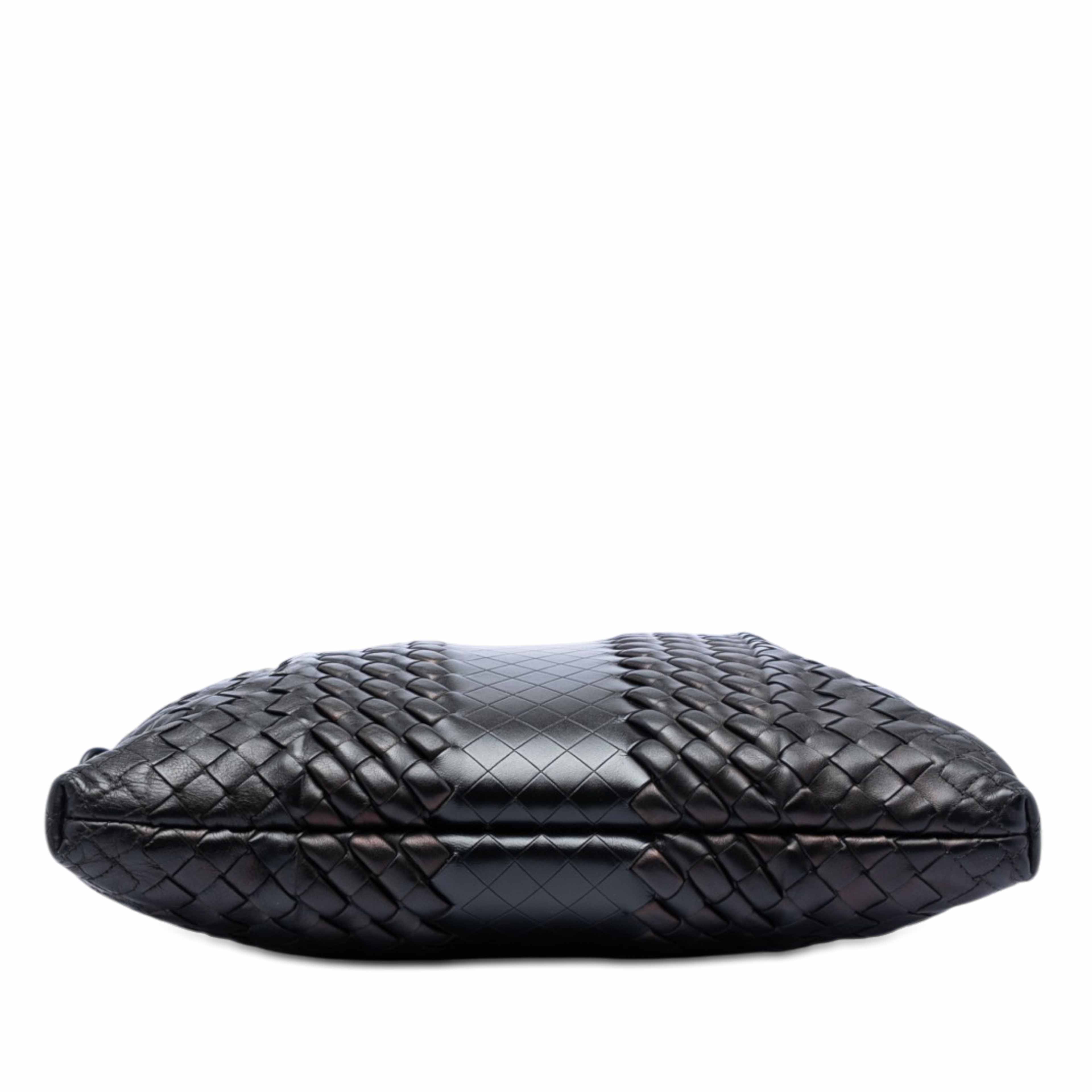 Bottega Veneta Leather Intreccio Imperatore Crossbody, från Luxclusif, i färgen svart. Klicka för att öppna bilden i stort format
