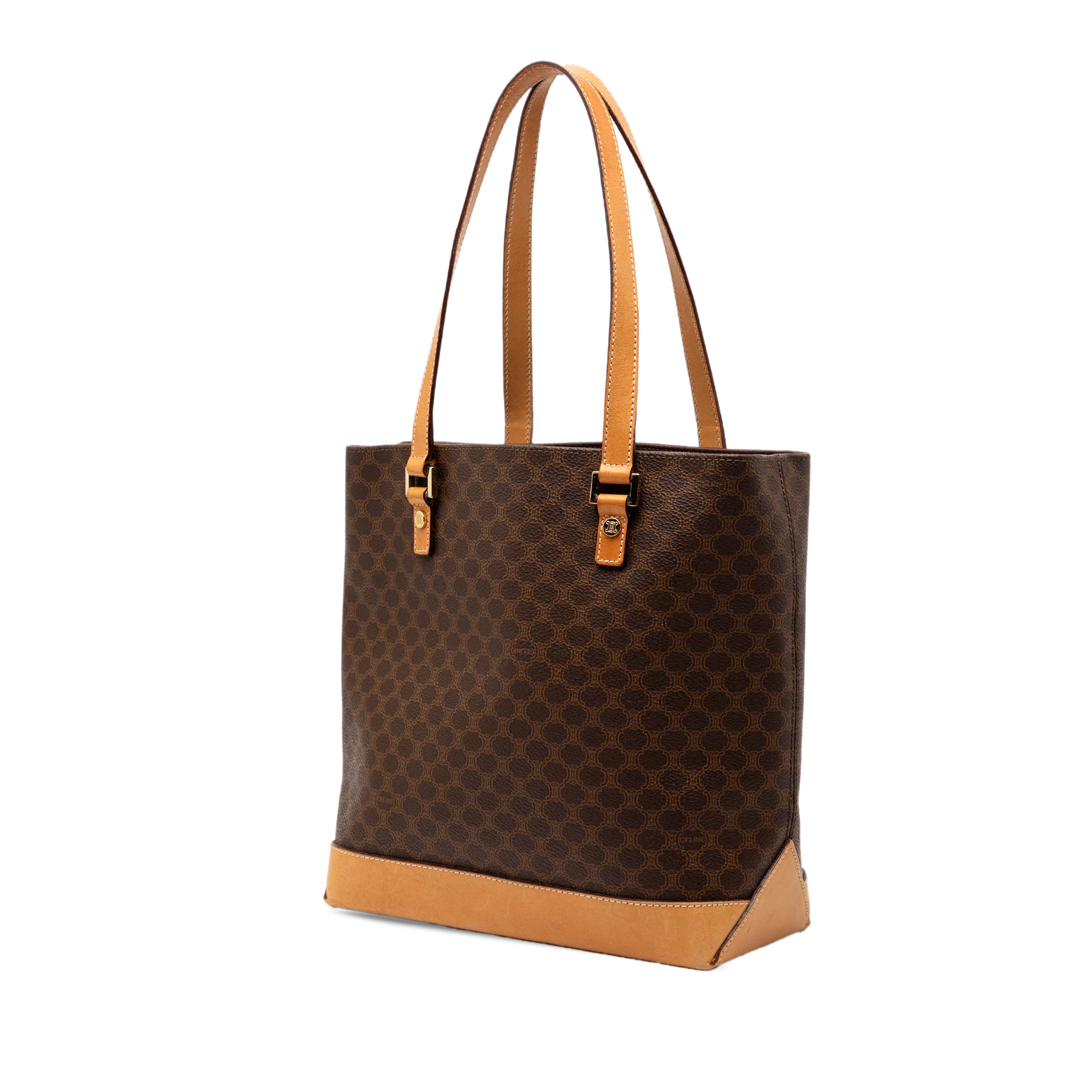 Celine Macadam Coated Canvas Tote, från Luxclusif, i färgen brun. Klicka för att öppna bilden i stort format