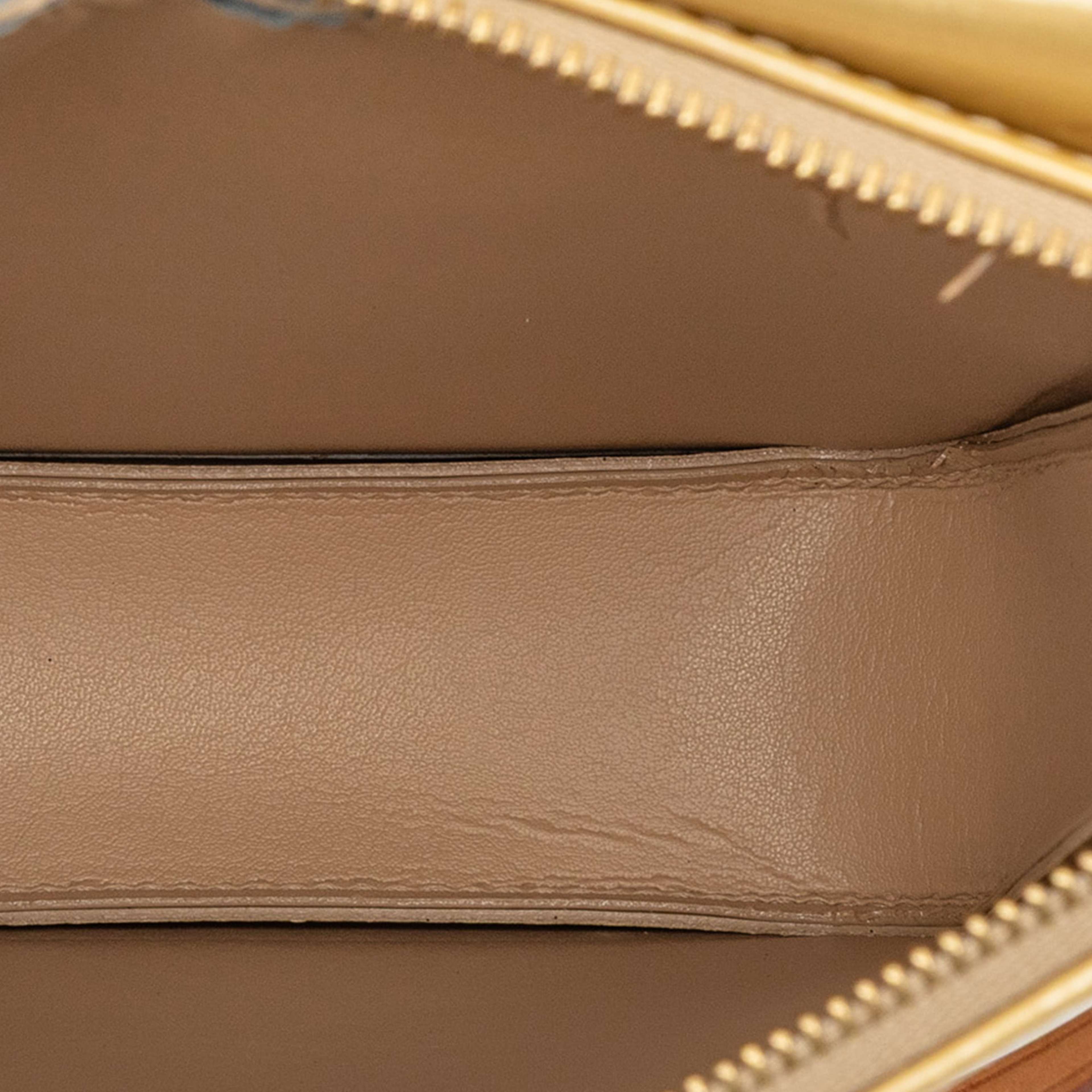 Louis Vuitton Monogram Vernis Pochette Mott, från Luxclusif, i färgen beige. Klicka för att öppna bilden i stort format