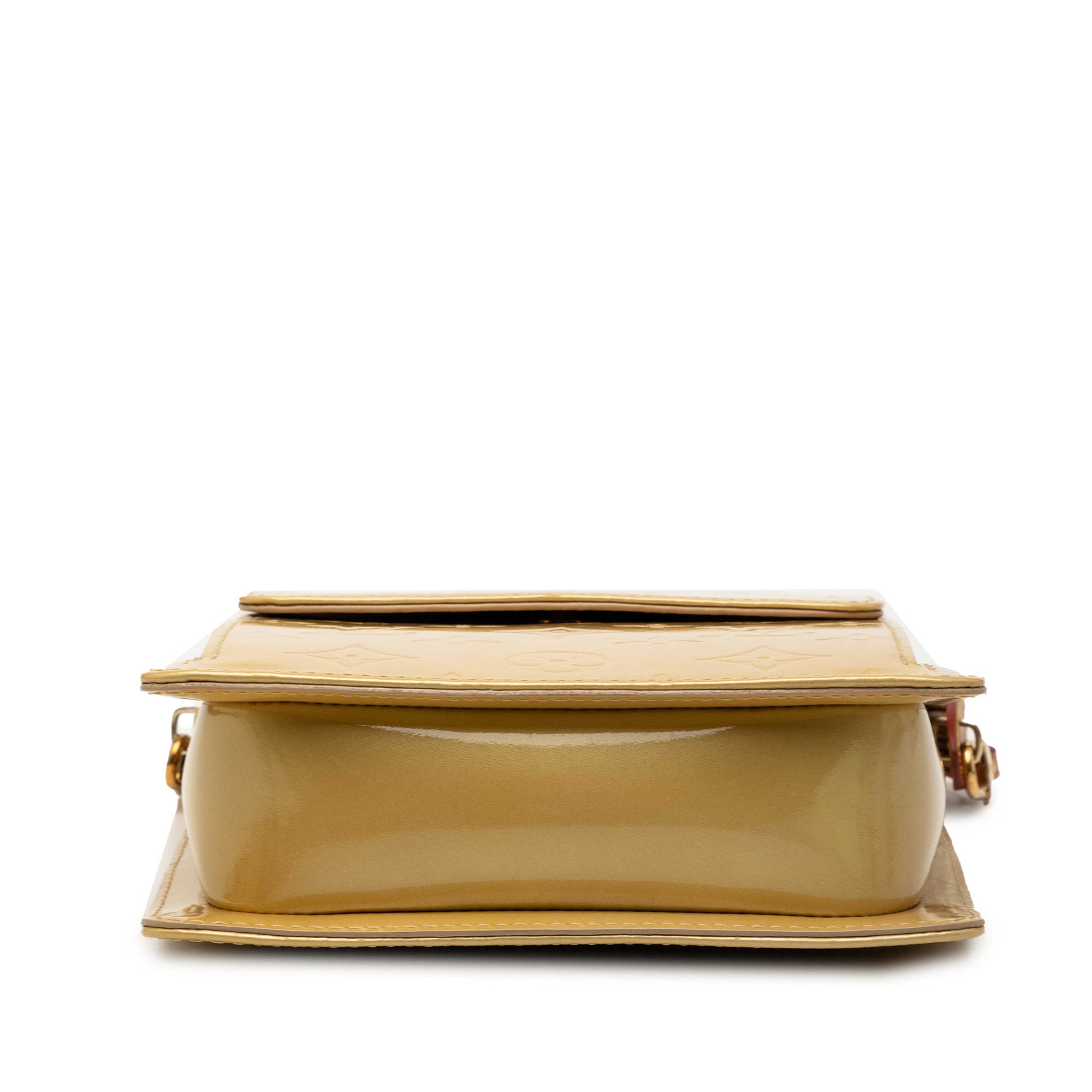 Louis Vuitton Monogram Vernis Pochette Mott, från Luxclusif, i färgen beige. Klicka för att öppna bilden i stort format