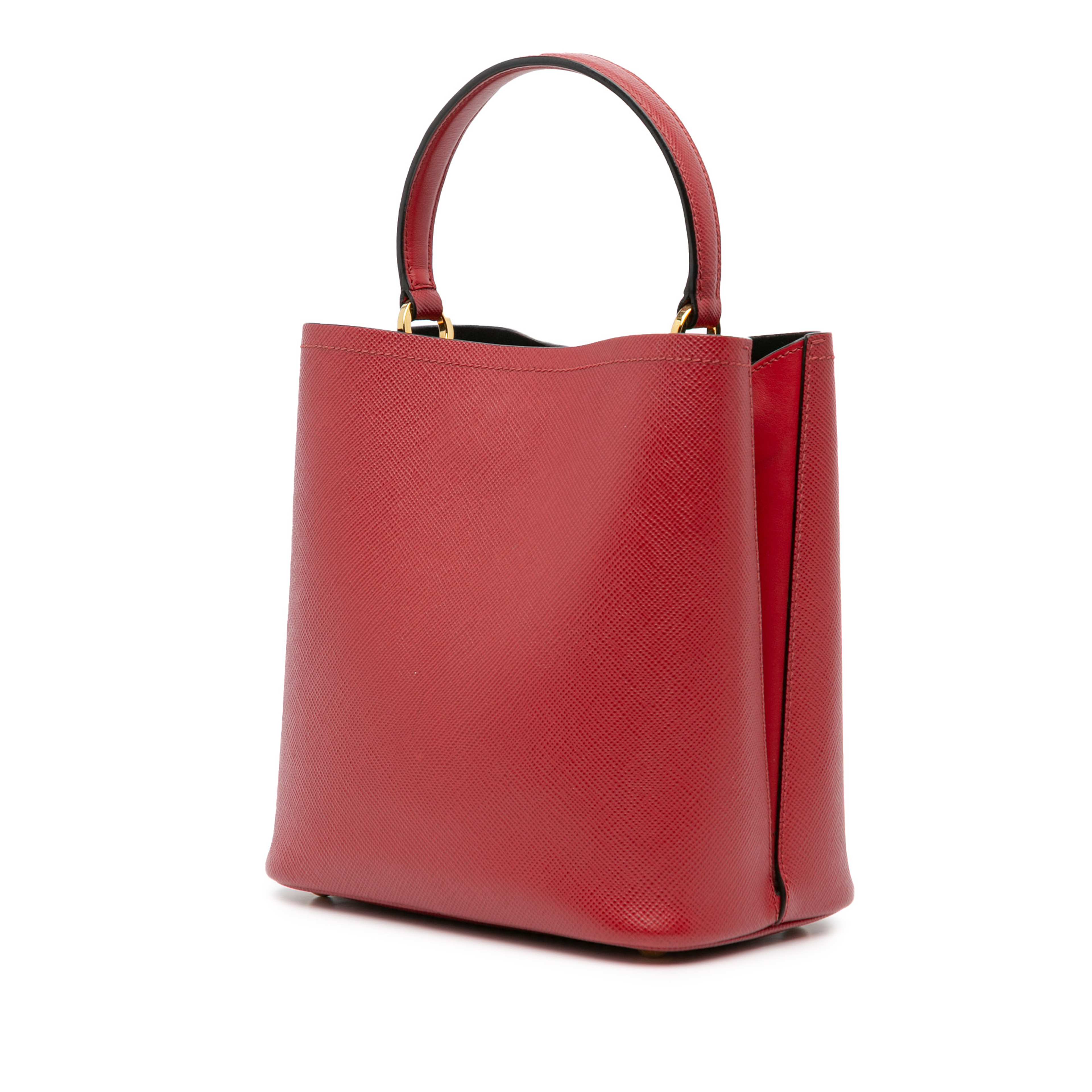 Prada Medium Saffiano Cuir Panier, från Luxclusif, i färgen red.