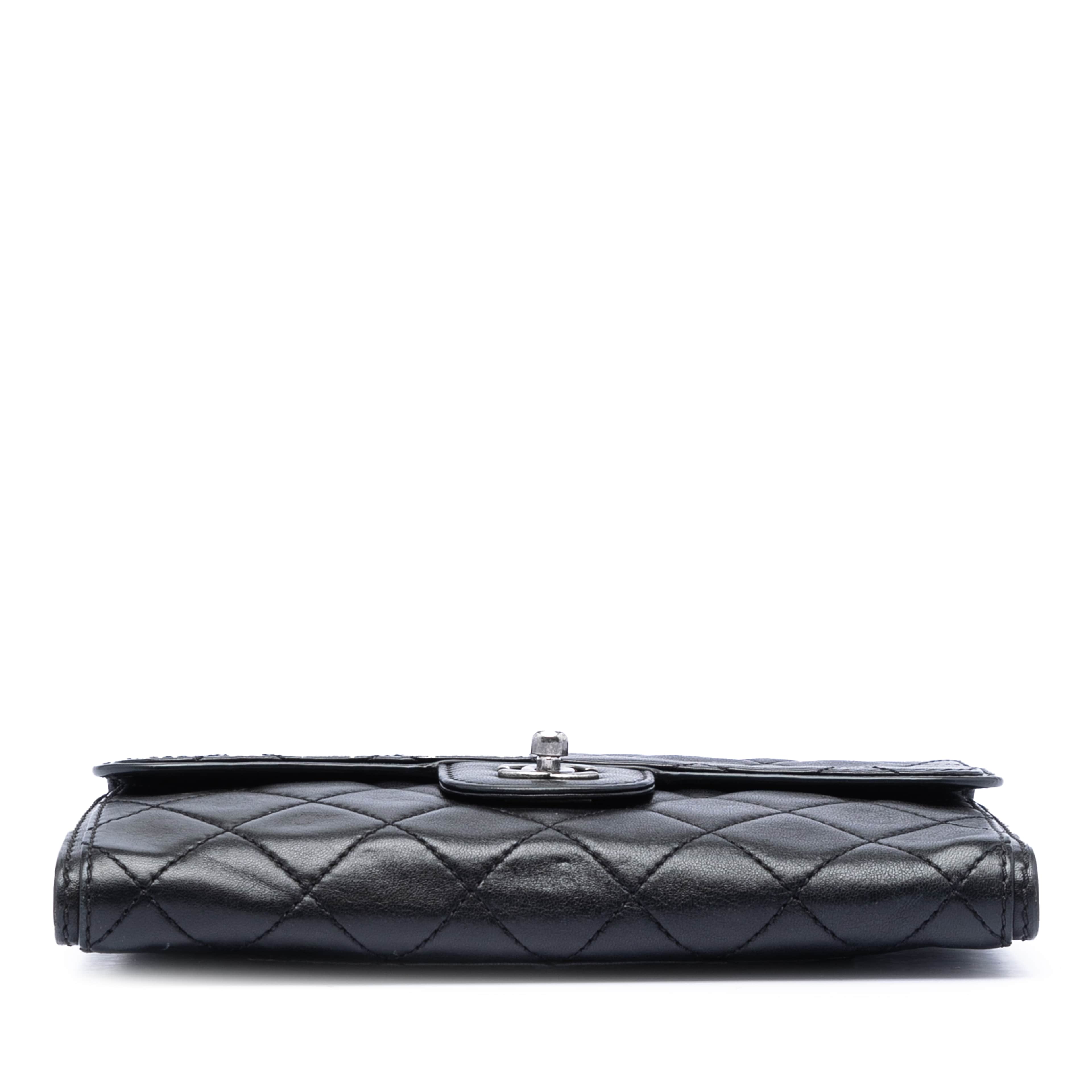 Chanel Small Quilted Lambskin Citizen Zip Flap, från Luxclusif, i färgen black. Klicka för att öppna bilden i stort format