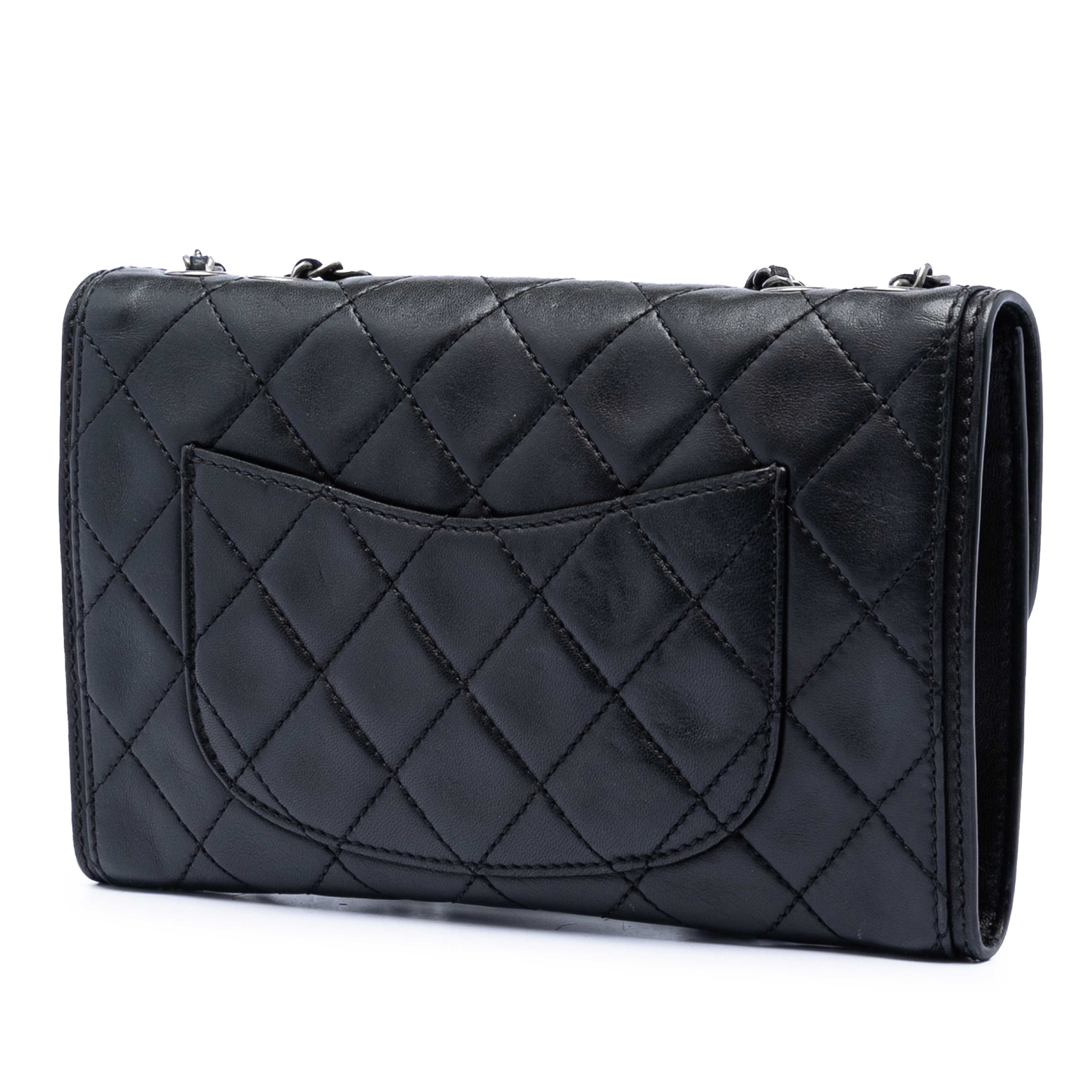 Chanel Small Quilted Lambskin Citizen Zip Flap, från Luxclusif, i färgen black. Klicka för att öppna bilden i stort format