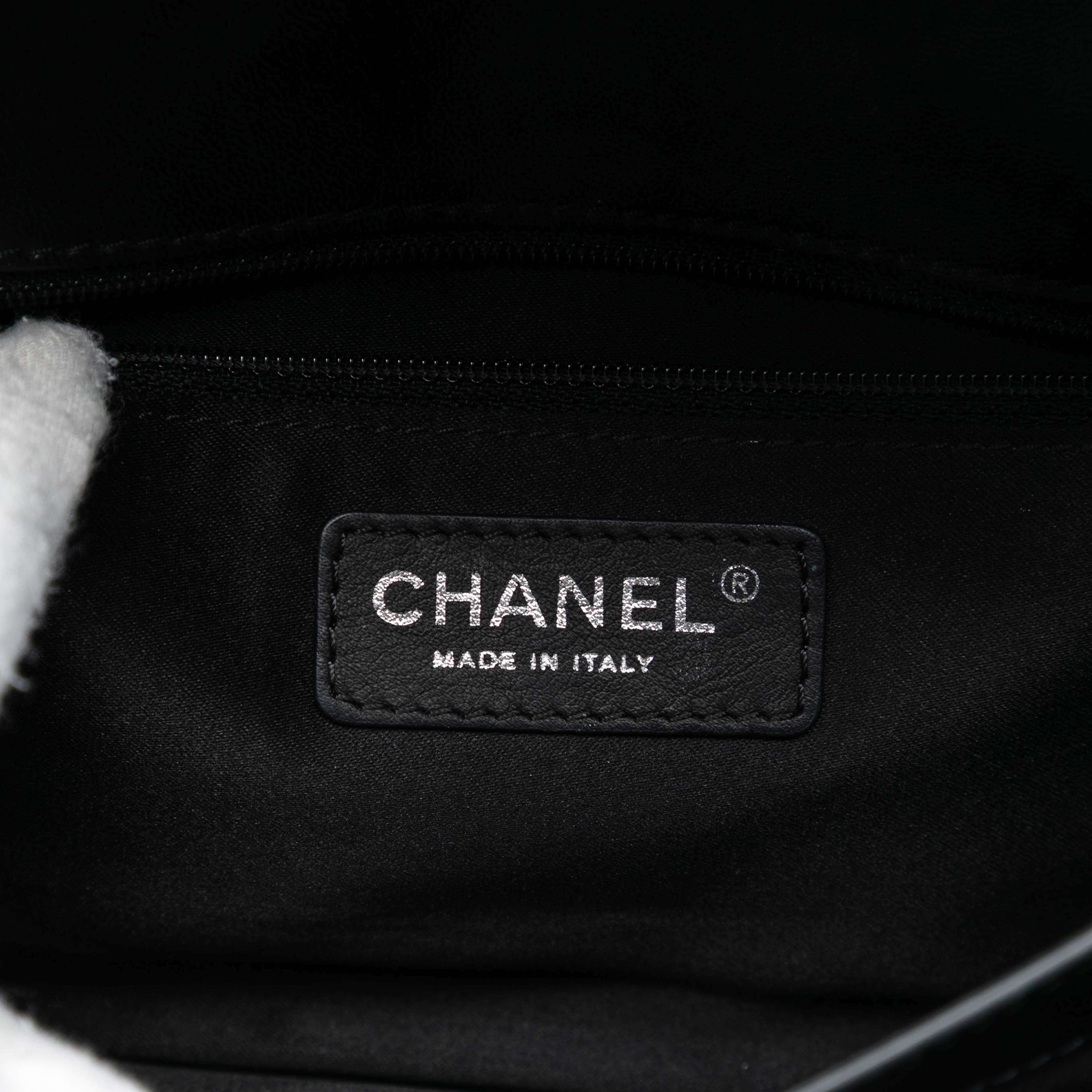 Chanel Small Quilted Lambskin Citizen Zip Flap, från Luxclusif, i färgen black. Klicka för att öppna bilden i stort format