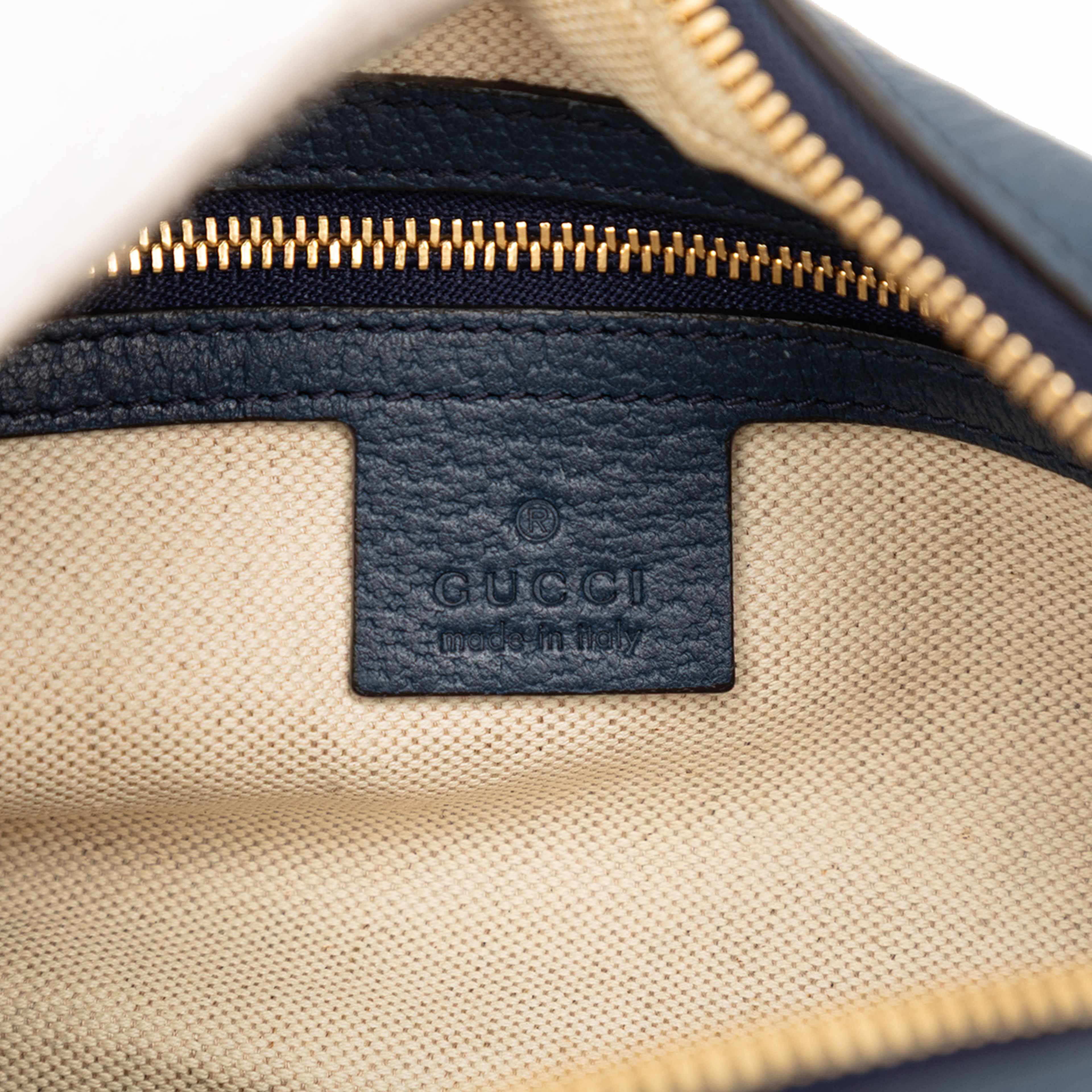 Gucci Small Canvas Flora Crossbody, från Luxclusif, i färgen white. Klicka för att öppna bilden i stort format