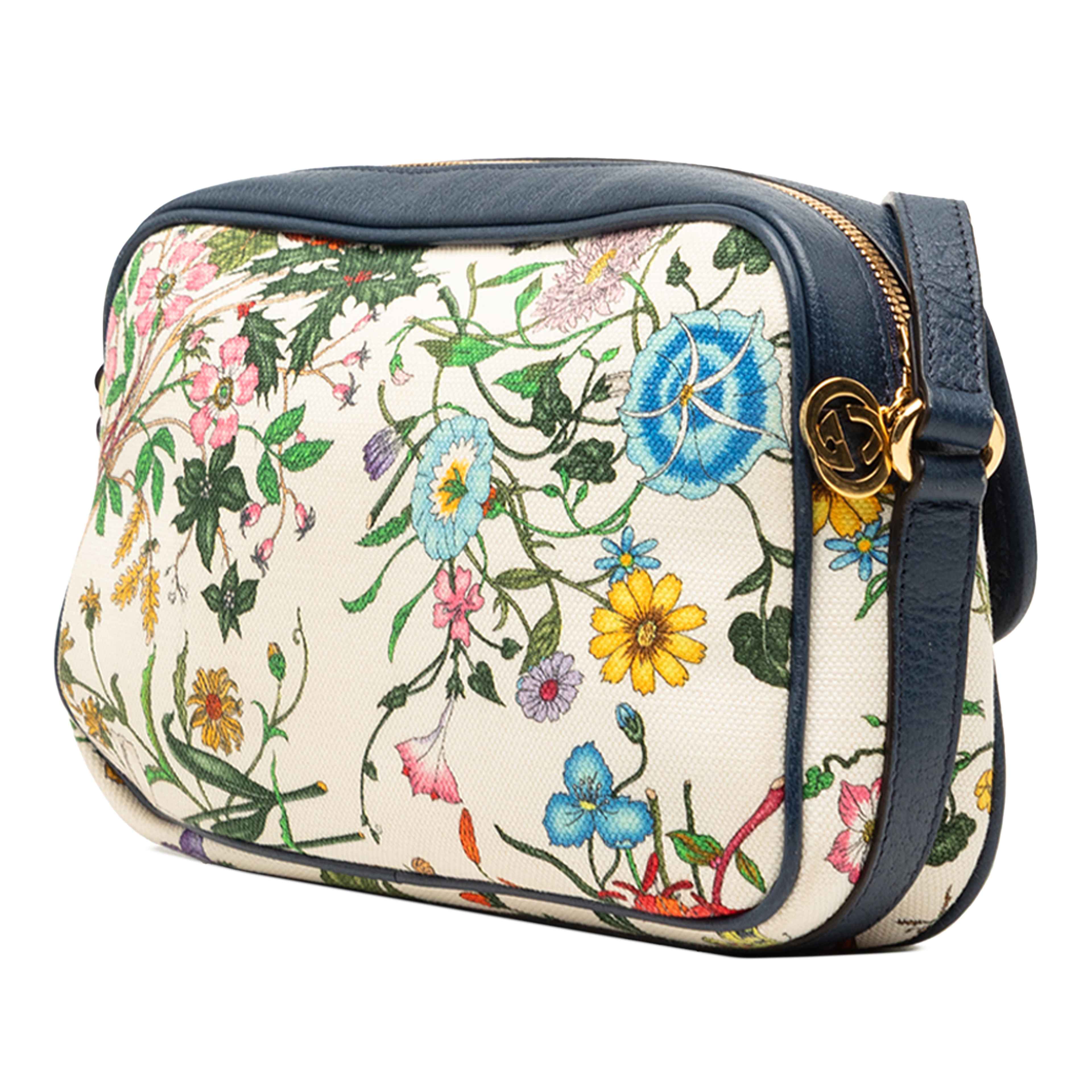 Gucci Small Canvas Flora Crossbody, från Luxclusif, i färgen white. Klicka för att öppna bilden i stort format
