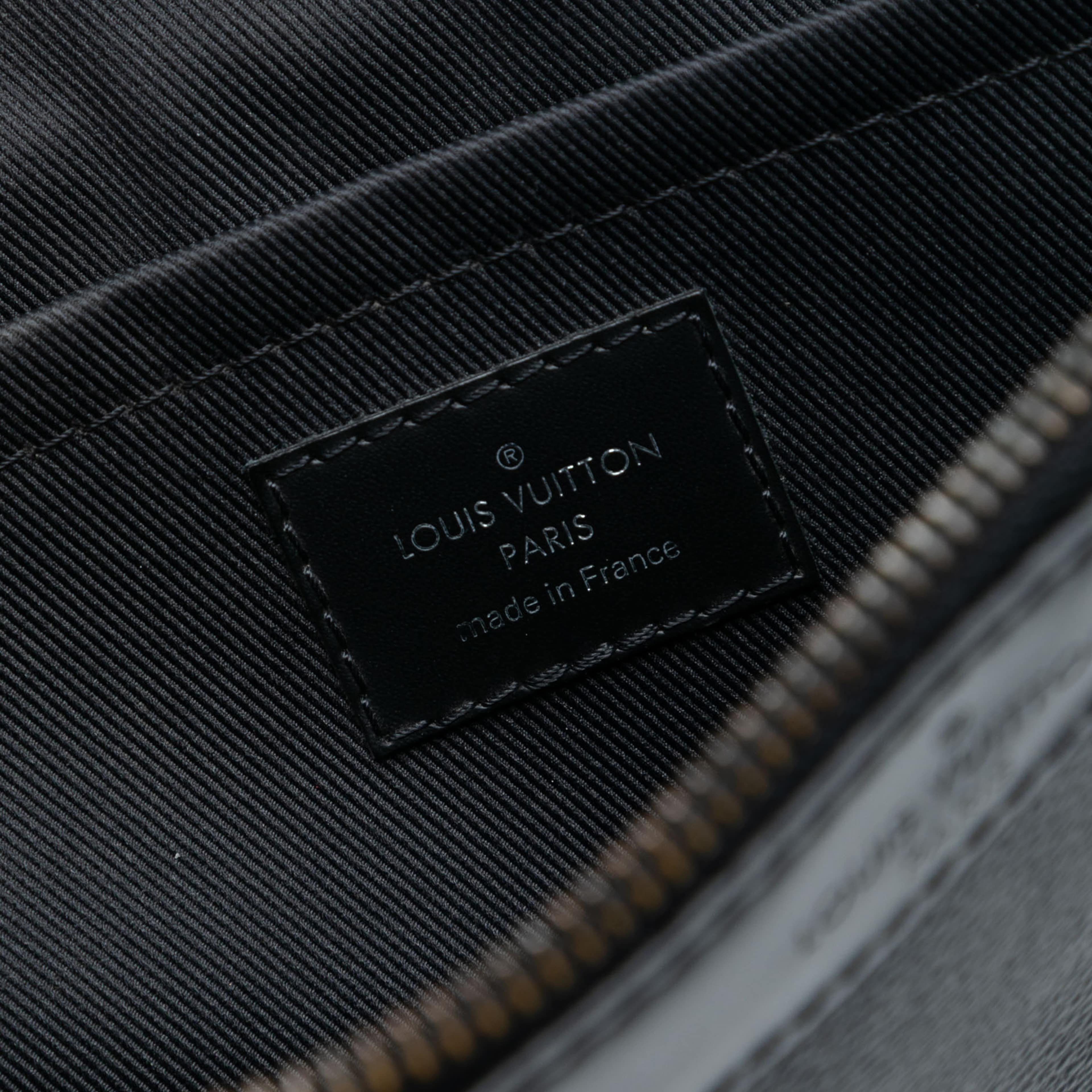 Louis Vuitton Monogram Eclipse Discovery Pochette Gm, från Luxclusif, i färgen black. Klicka för att öppna bilden i stort format