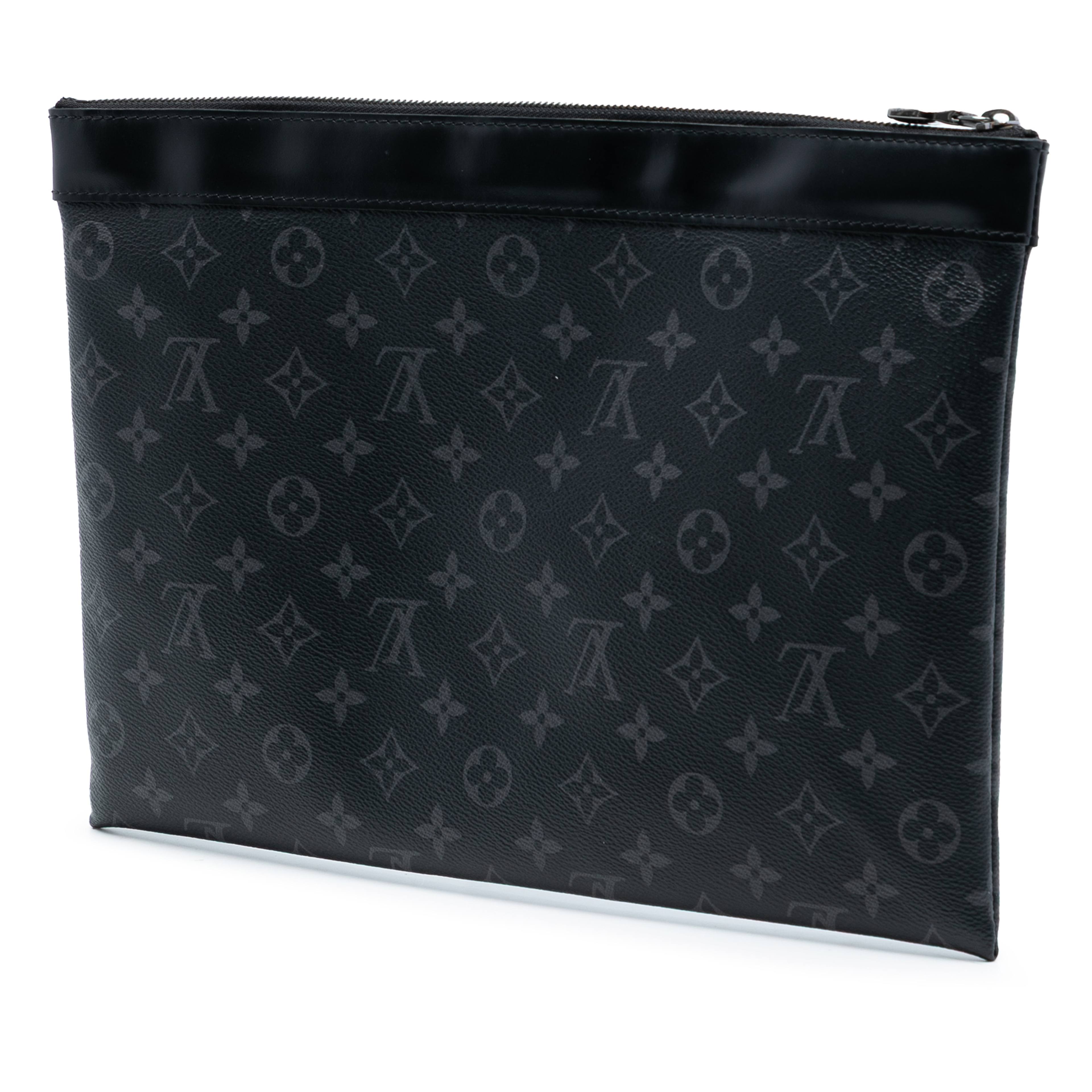 Louis Vuitton Monogram Eclipse Discovery Pochette Gm, från Luxclusif, i färgen black. Klicka för att öppna bilden i stort format