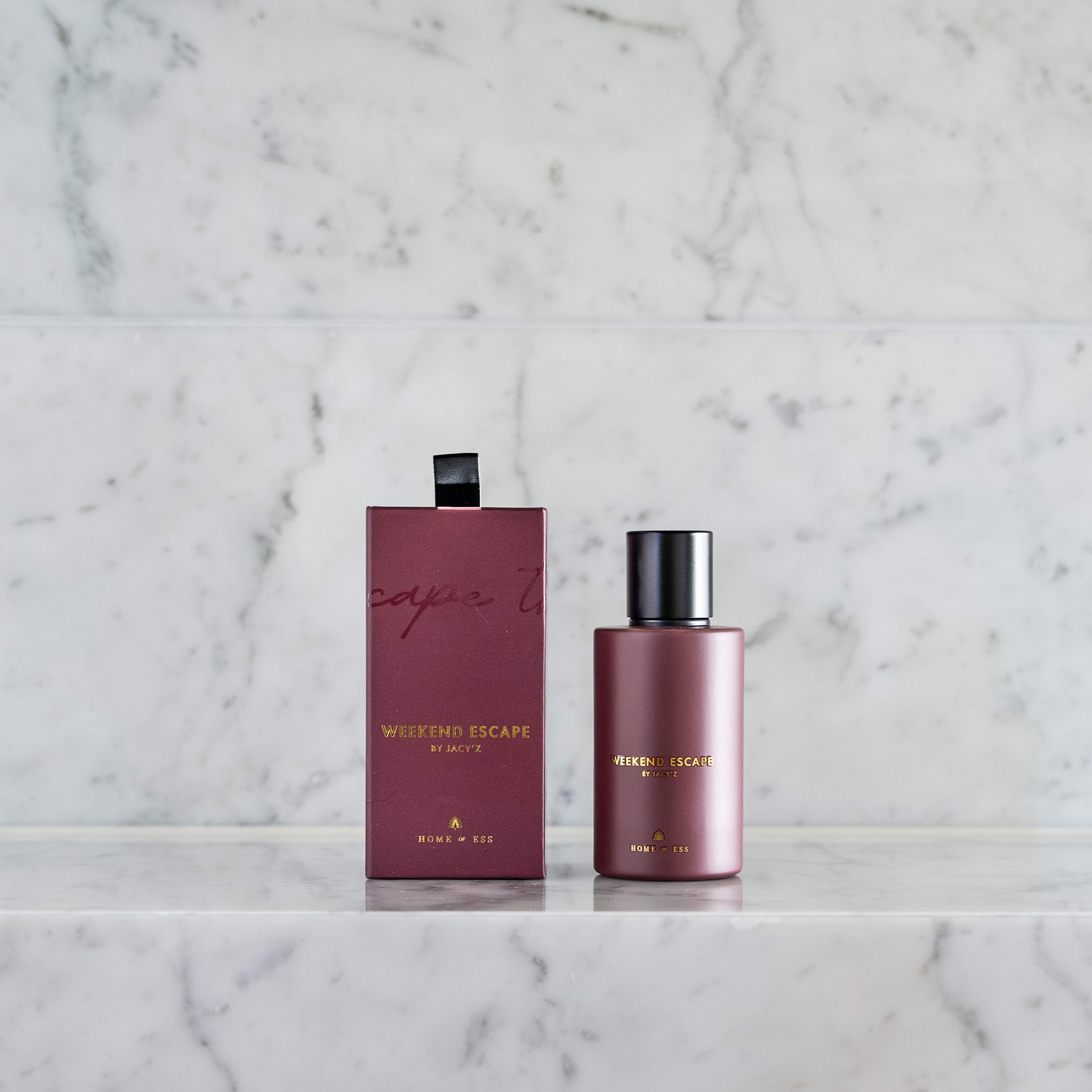 Weekend Escape By Jacy’z - Rumspray, från Home of ESS, i färgen red. Klicka för att öppna bilden i stort format