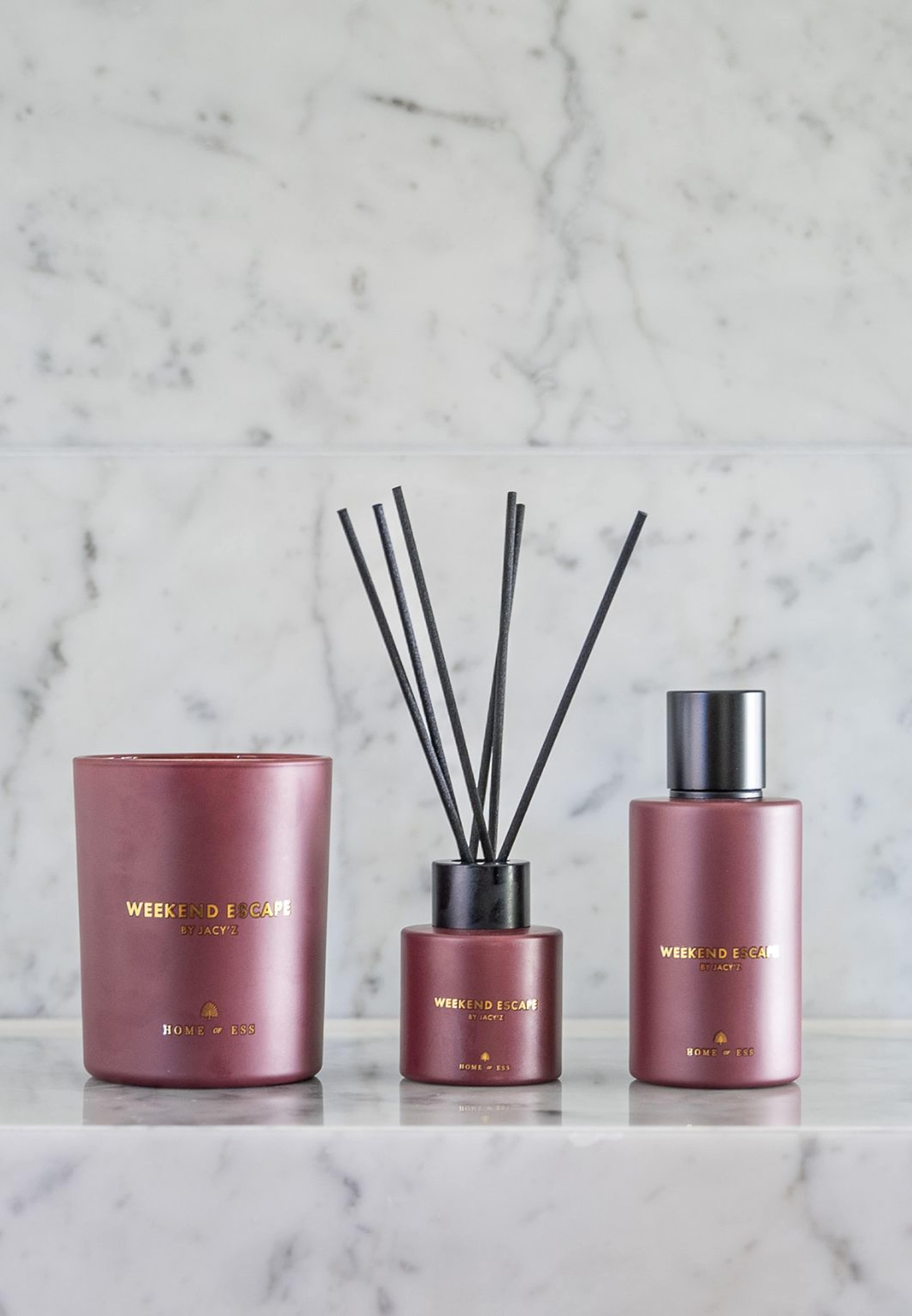 Weekend Escape By Jacy’z - Rumspray, från Home of ESS, i färgen red. Klicka för att öppna bilden i stort format