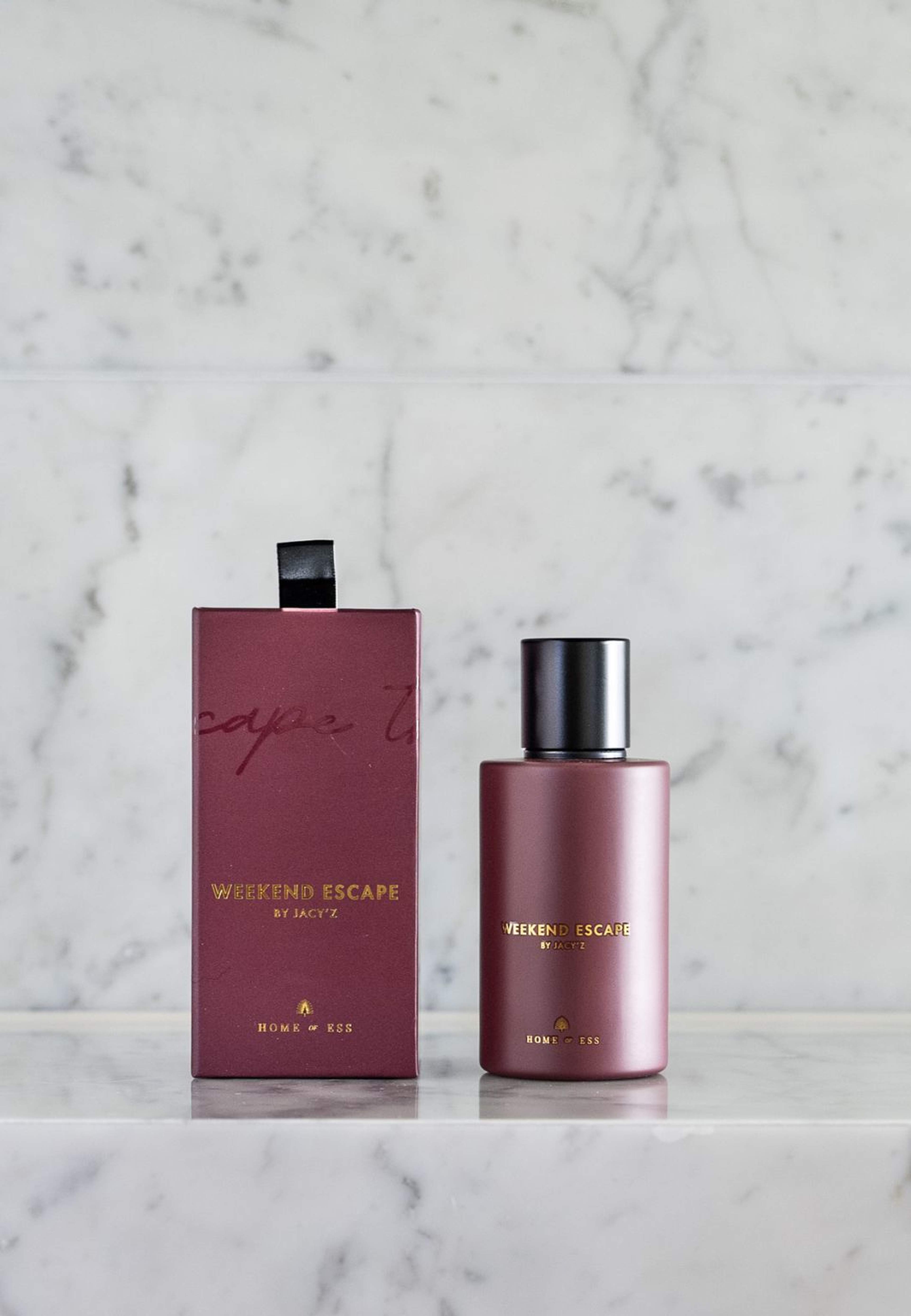Weekend Escape By Jacy’z - Rumspray, från Home of ESS, i färgen red. Klicka för att öppna bilden i stort format