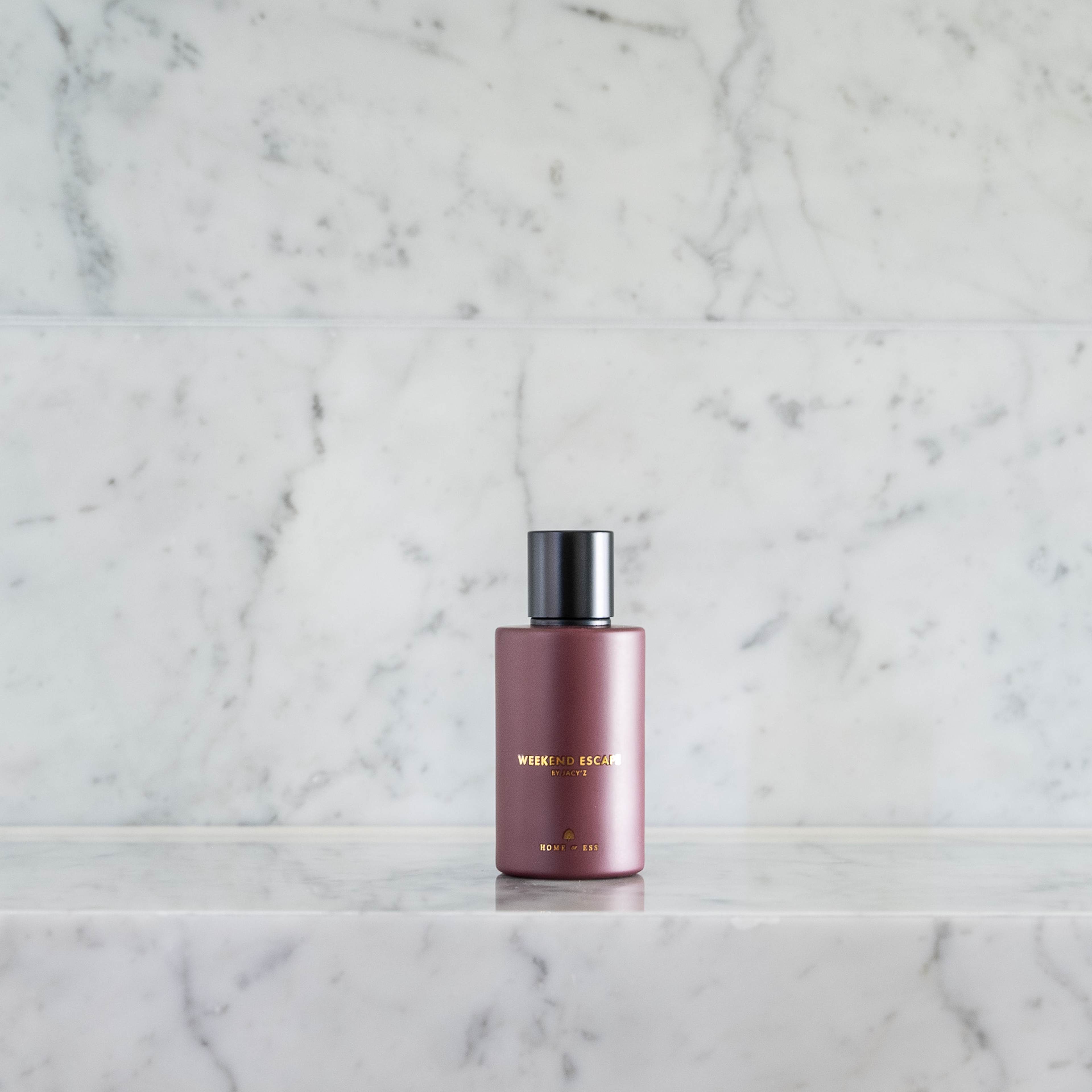 Weekend Escape By Jacy’z - Rumspray, från Home of ESS, i färgen red. Klicka för att öppna bilden i stort format