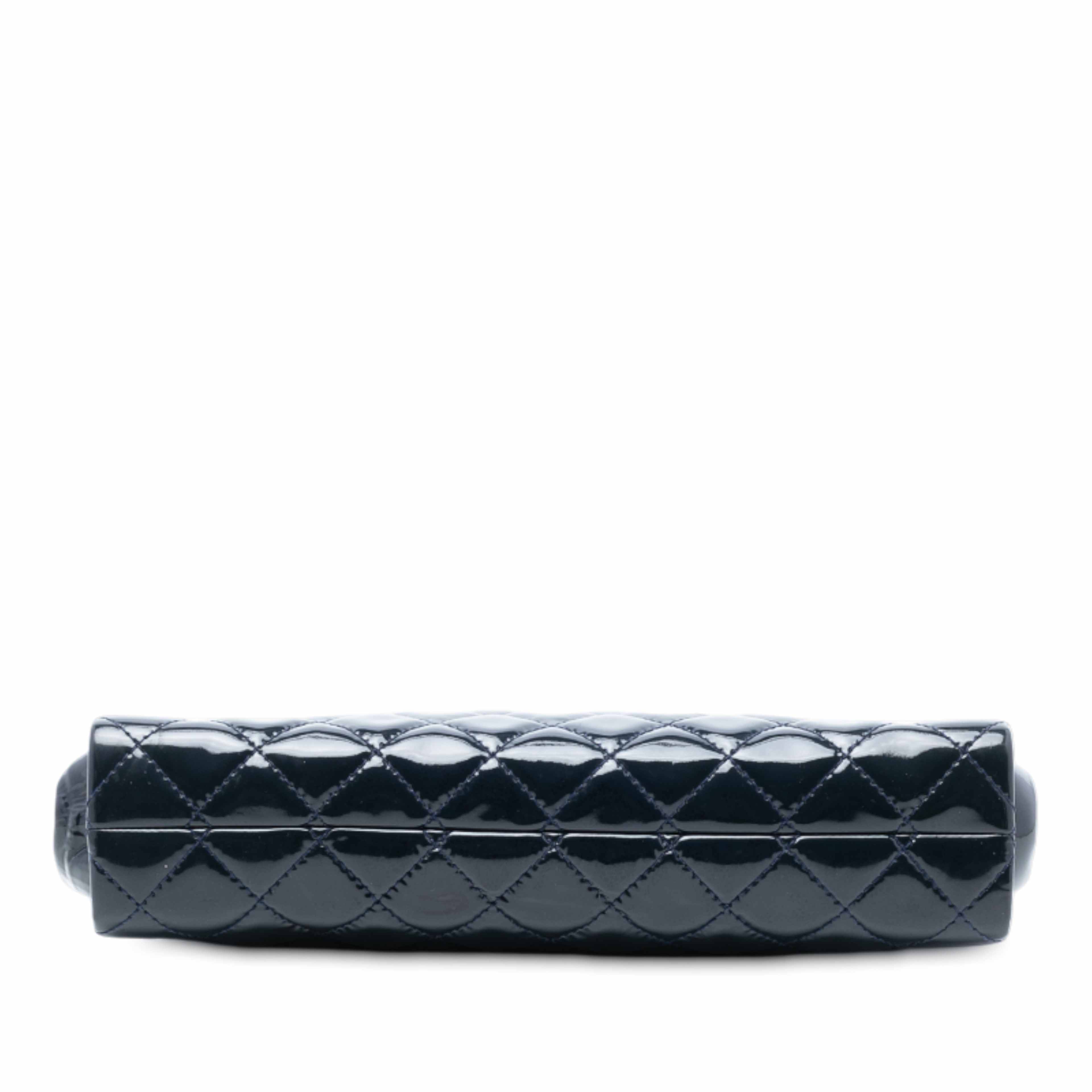 Chanel Cc Quilted Patent Timeless Clutch, från Luxclusif, i färgen navy. Klicka för att öppna bilden i stort format