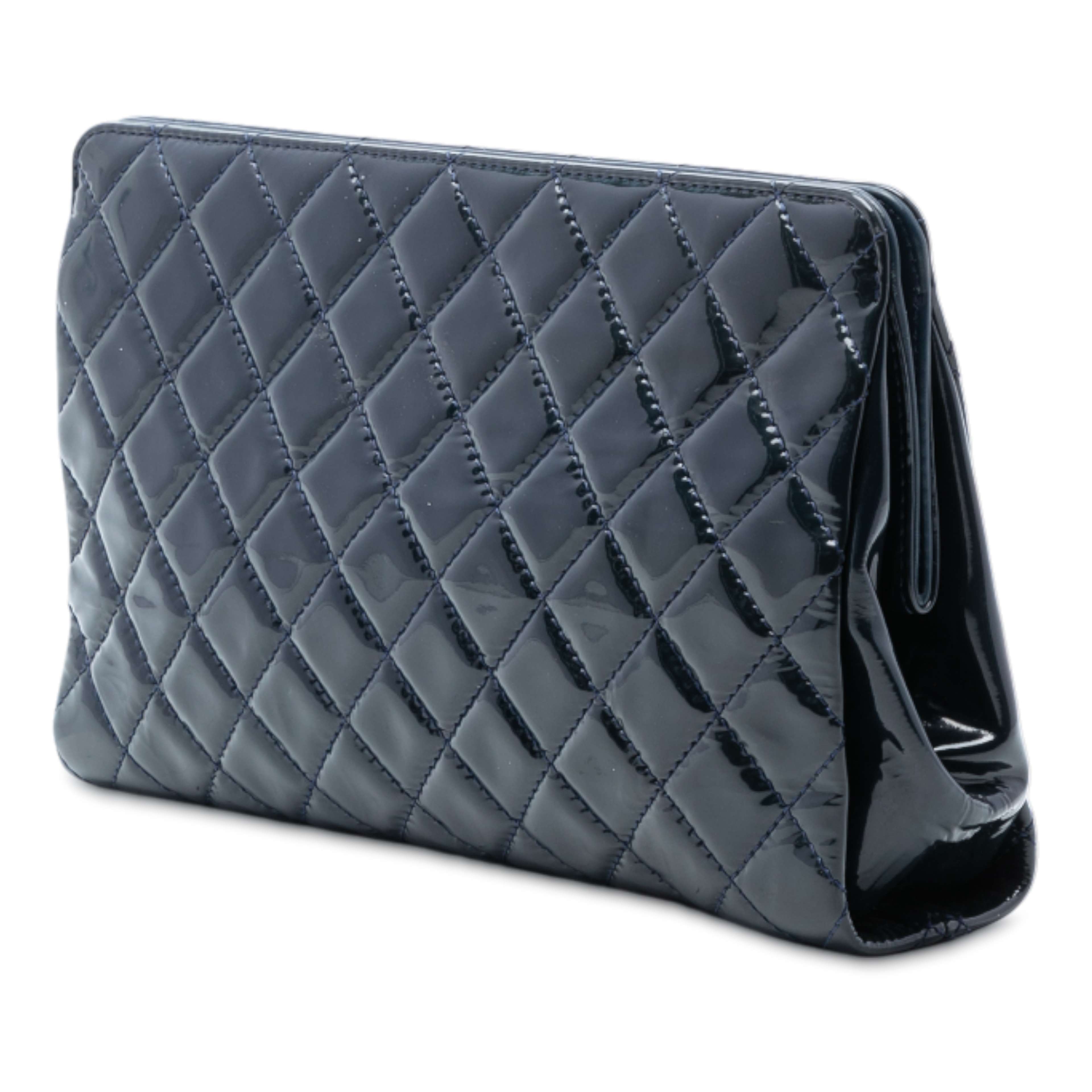 Chanel Cc Quilted Patent Timeless Clutch, från Luxclusif, i färgen navy. Klicka för att öppna bilden i stort format