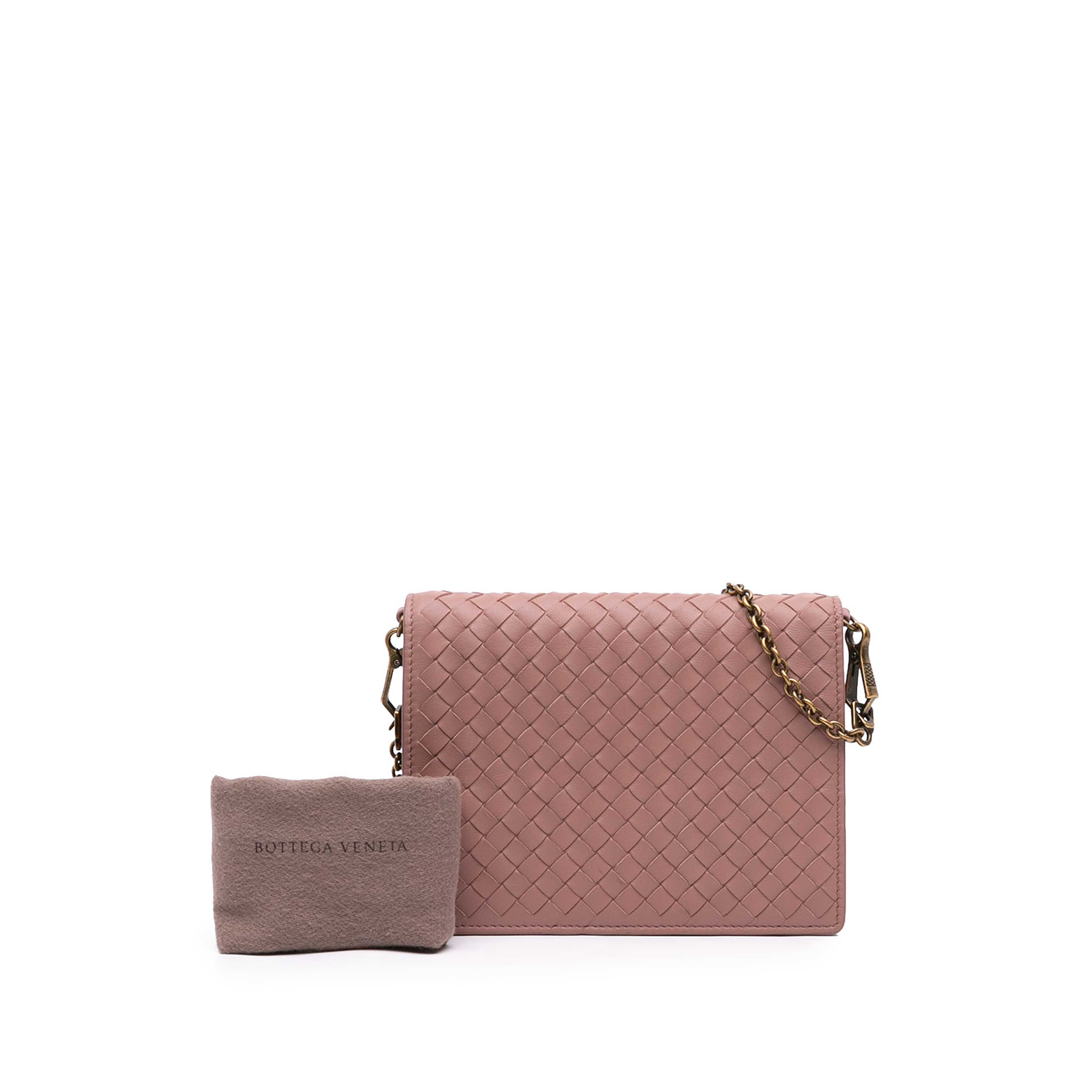 Bottega Veneta Nappa Intrecciato Wallet On Chain, från Luxclusif, i färgen brun. Klicka för att öppna bilden i stort format