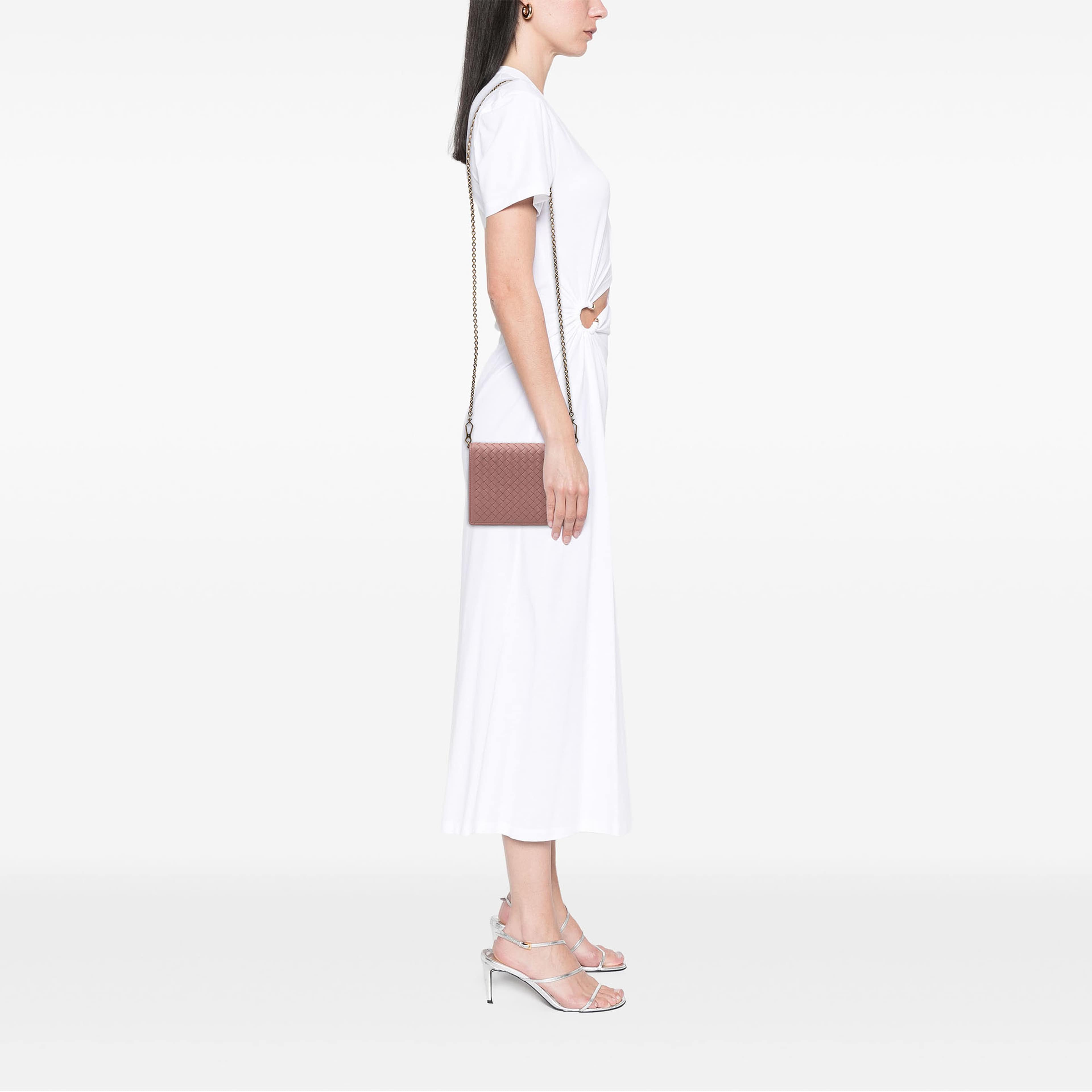 Bottega Veneta Nappa Intrecciato Wallet On Chain, från Luxclusif, i färgen brun. Klicka för att öppna bilden i stort format