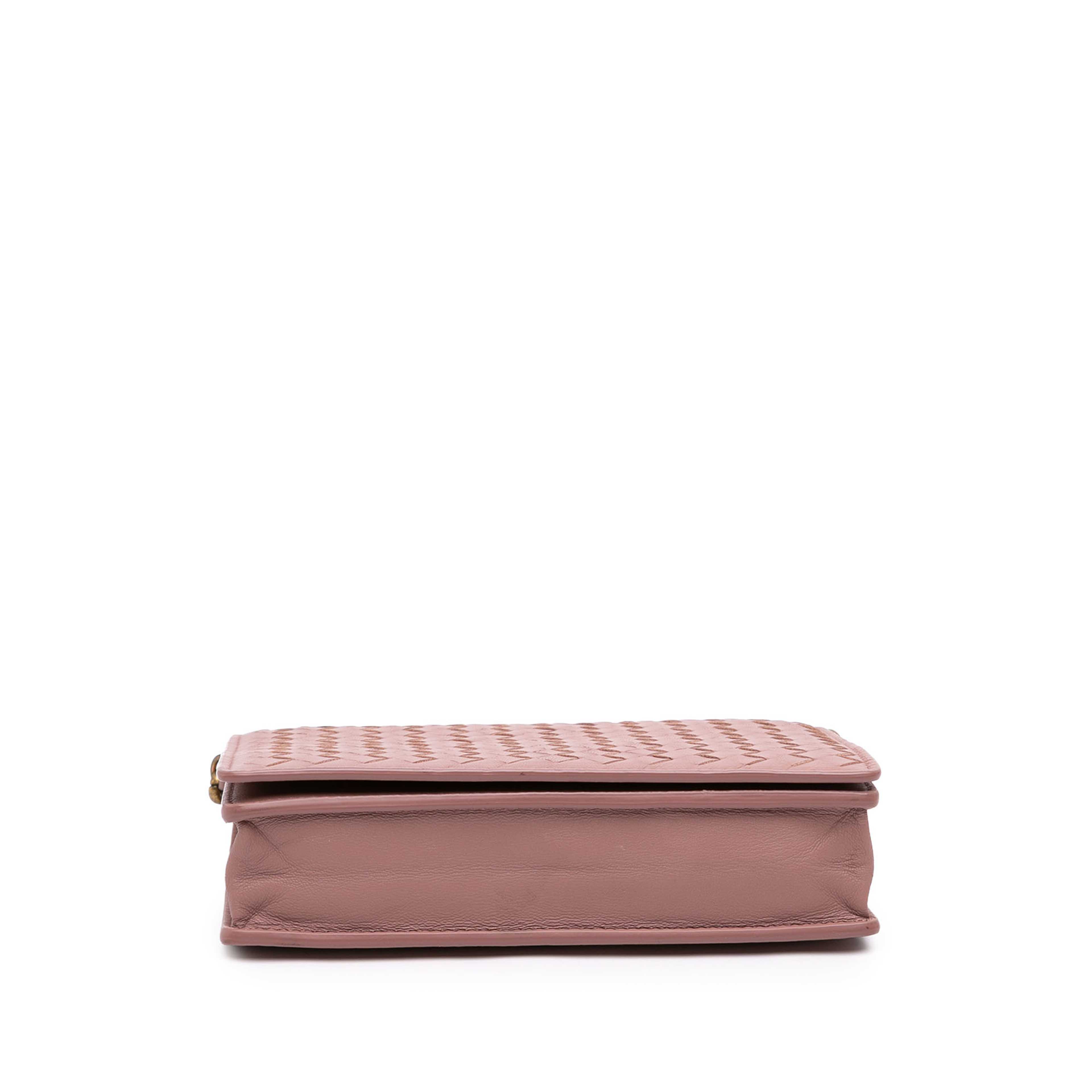 Bottega Veneta Nappa Intrecciato Wallet On Chain, från Luxclusif, i färgen brun. Klicka för att öppna bilden i stort format