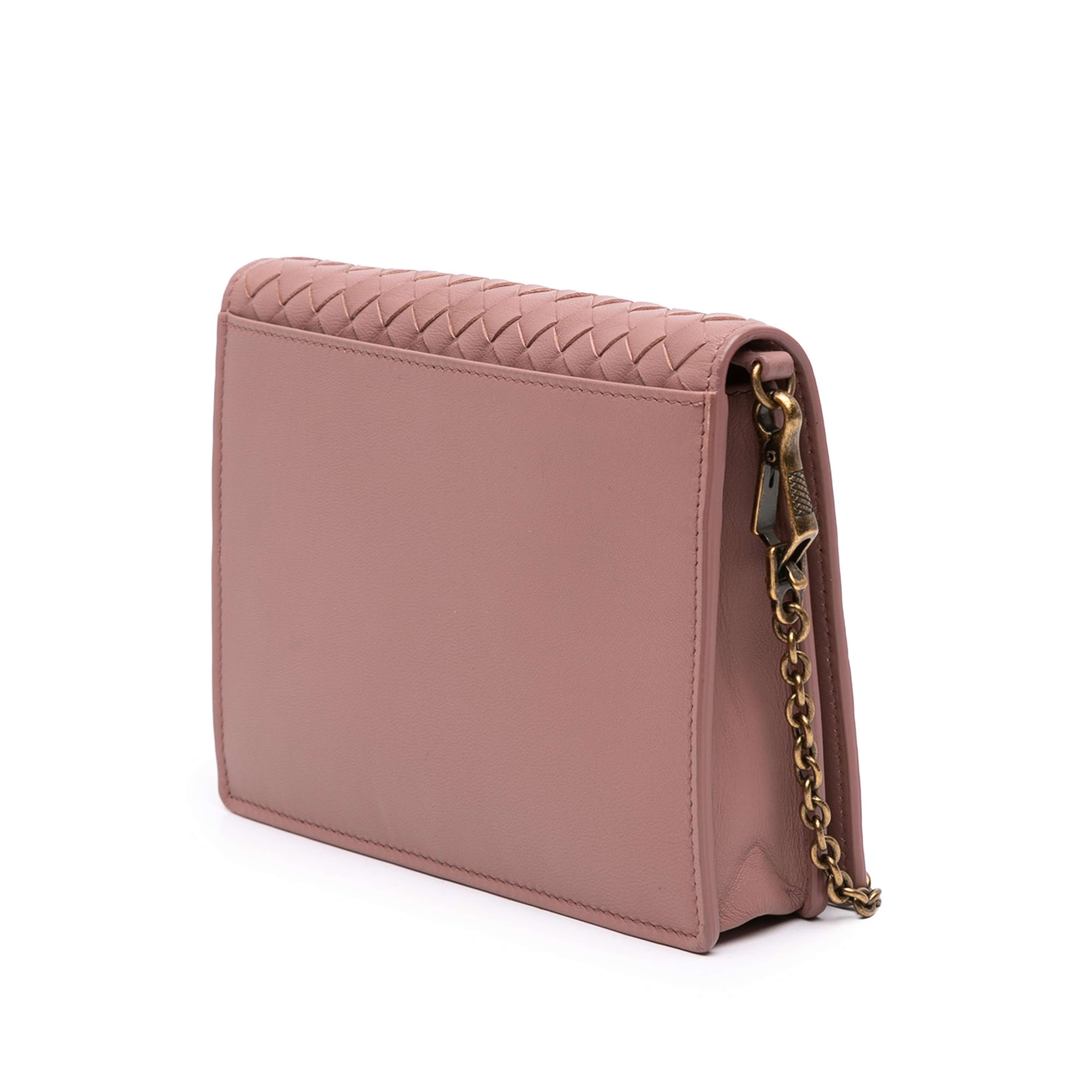Bottega Veneta Nappa Intrecciato Wallet On Chain, från Luxclusif, i färgen brun. Klicka för att öppna bilden i stort format