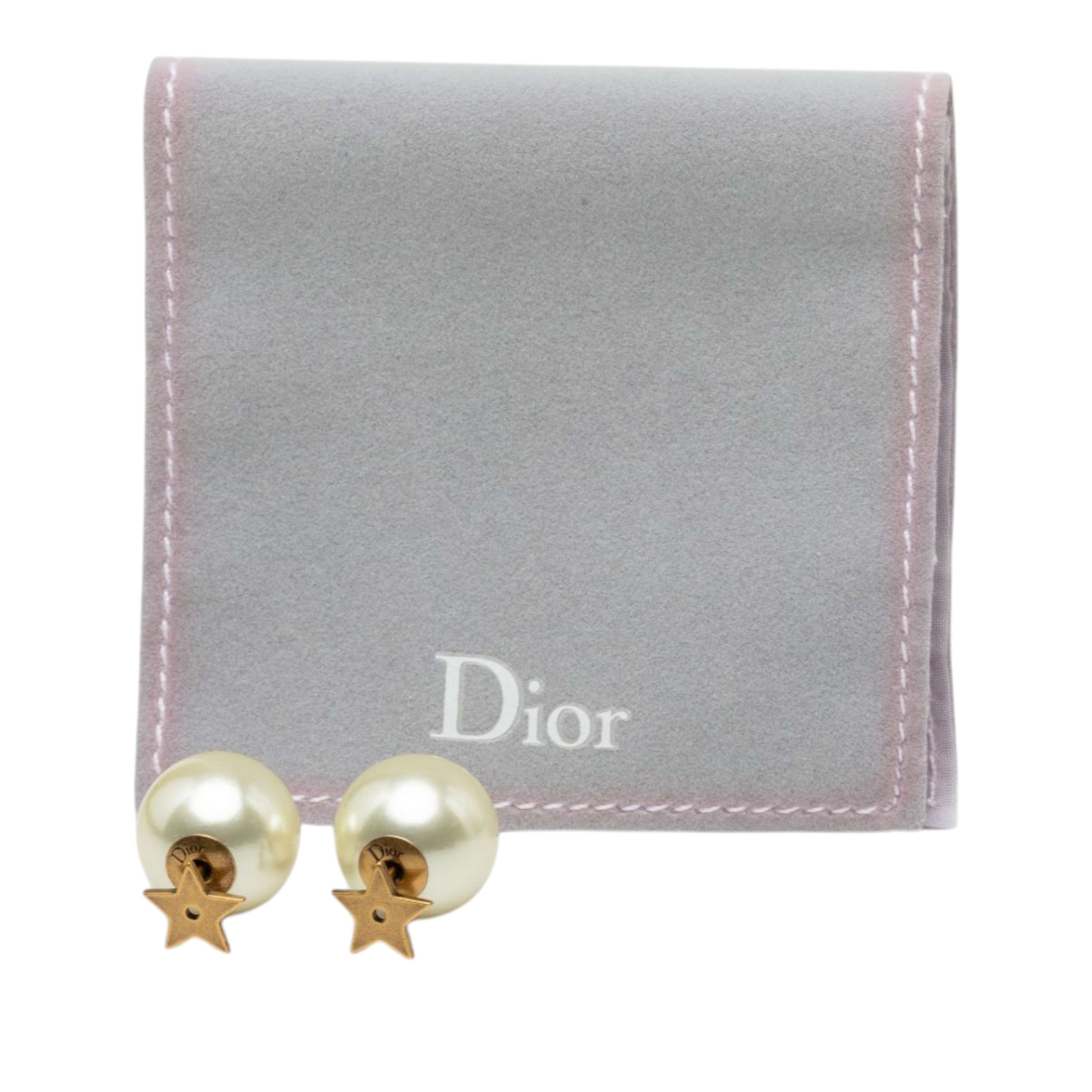 Dior Gold Plated Faux Pearl Star Tribales Push Back Earrings, från Luxclusif, i färgen guld. Klicka för att öppna bilden i stort format