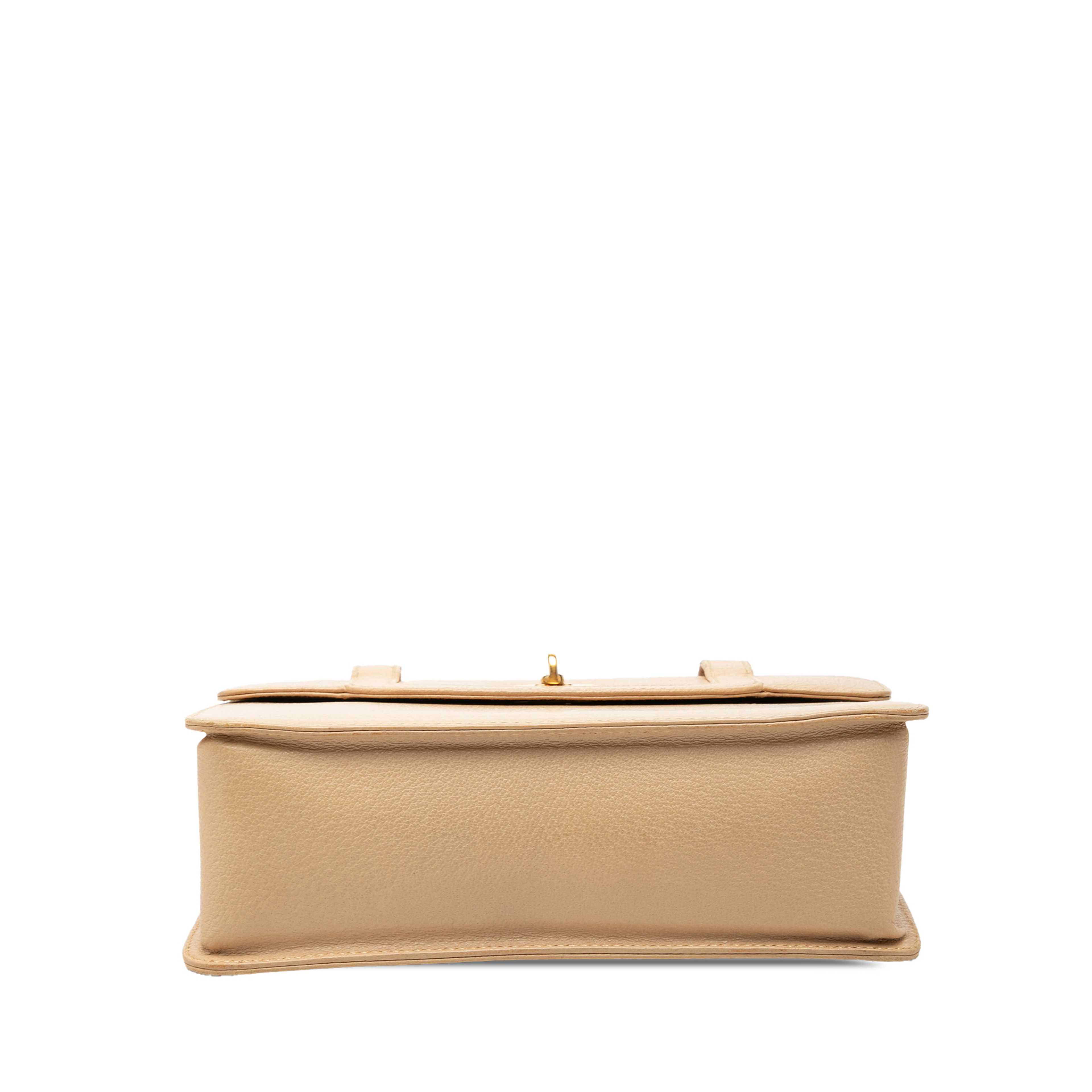 Gucci Calfskin Turnlock Bamboo Top Handle Bag, från Luxclusif, i färgen beige. Klicka för att öppna bilden i stort format