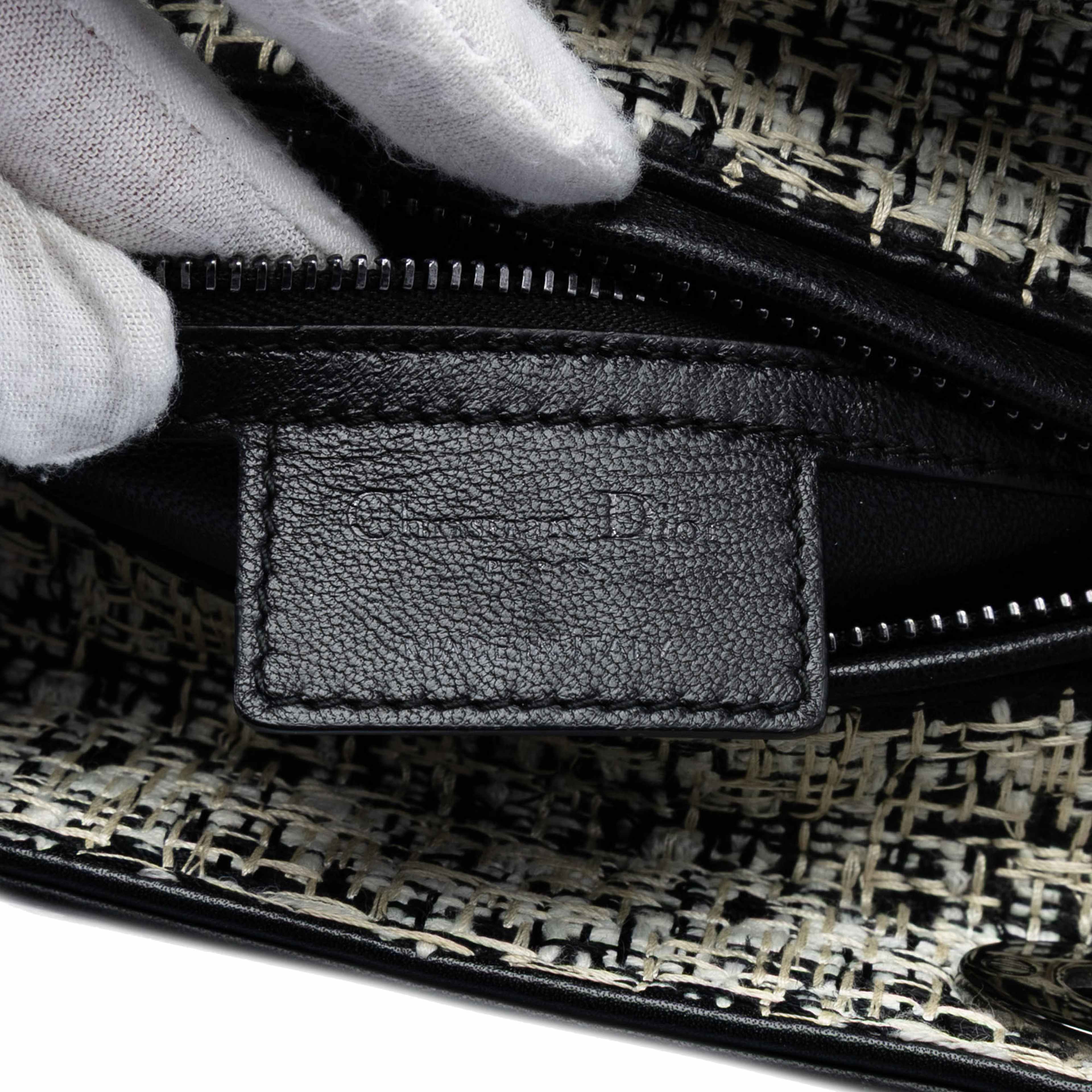 Dior Medium Tweed Lady Dior, från Luxclusif, i färgen white. Klicka för att öppna bilden i stort format