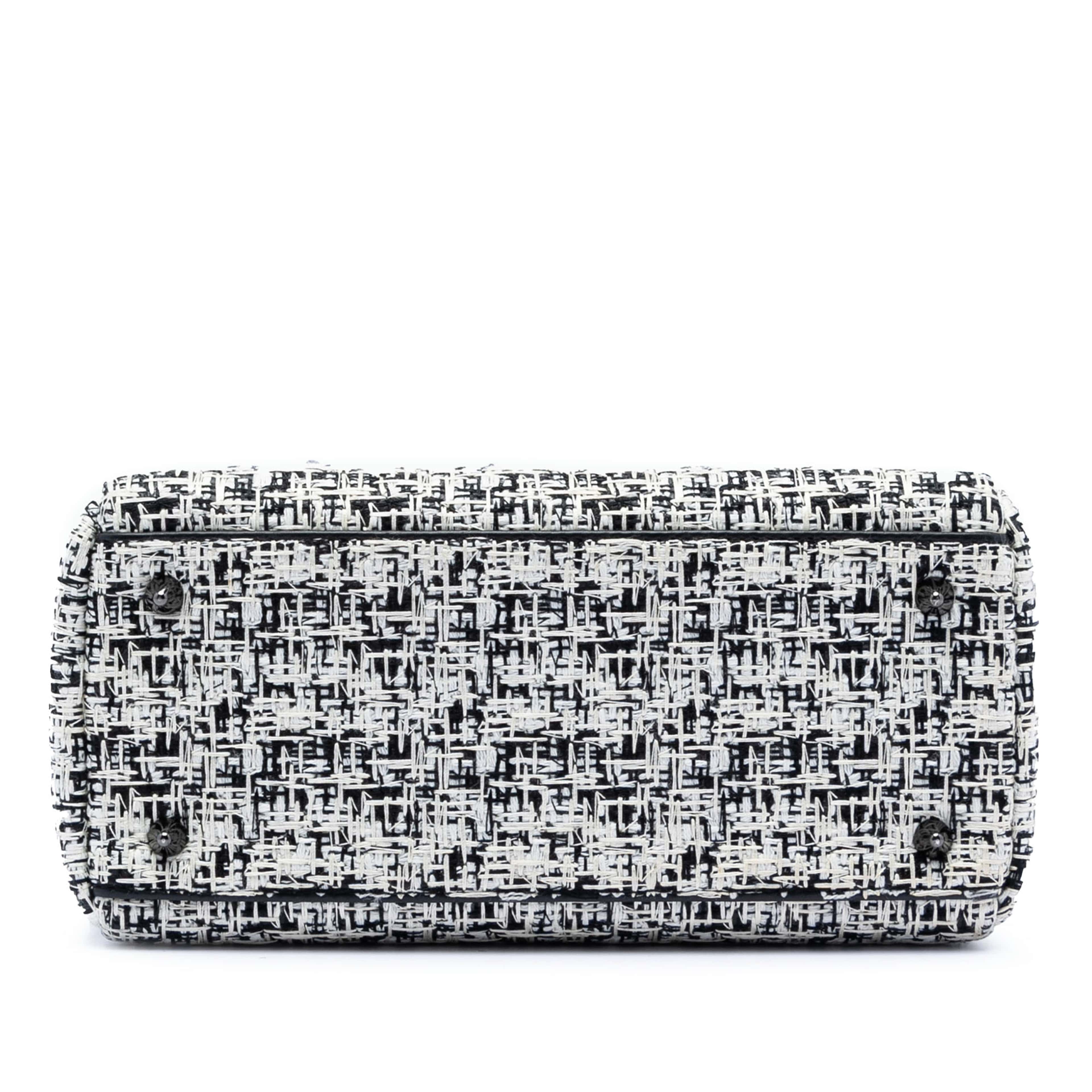 Dior Medium Tweed Lady Dior, från Luxclusif, i färgen svart. Klicka för att öppna bilden i stort format