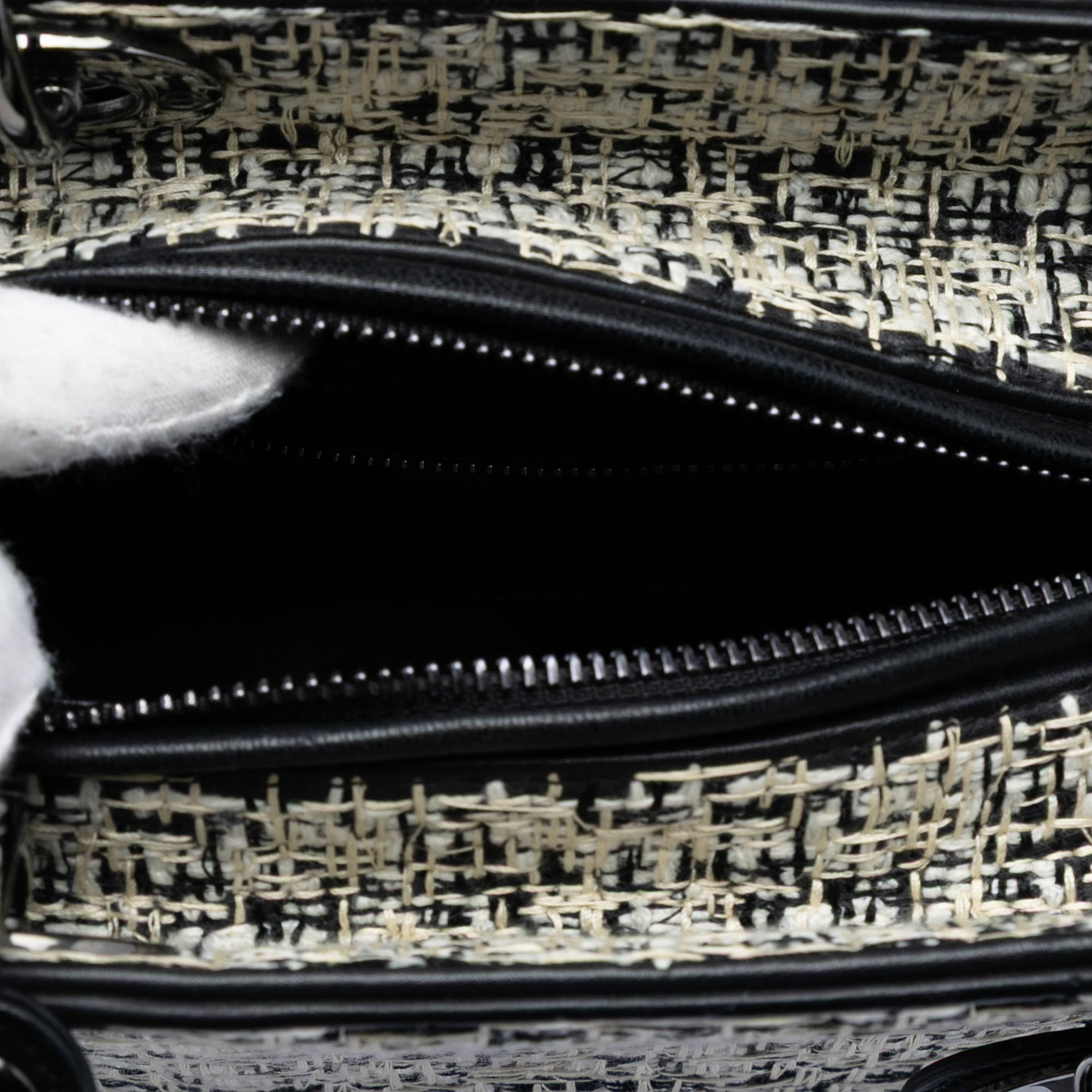 Dior Medium Tweed Lady Dior, från Luxclusif, i färgen white. Klicka för att öppna bilden i stort format