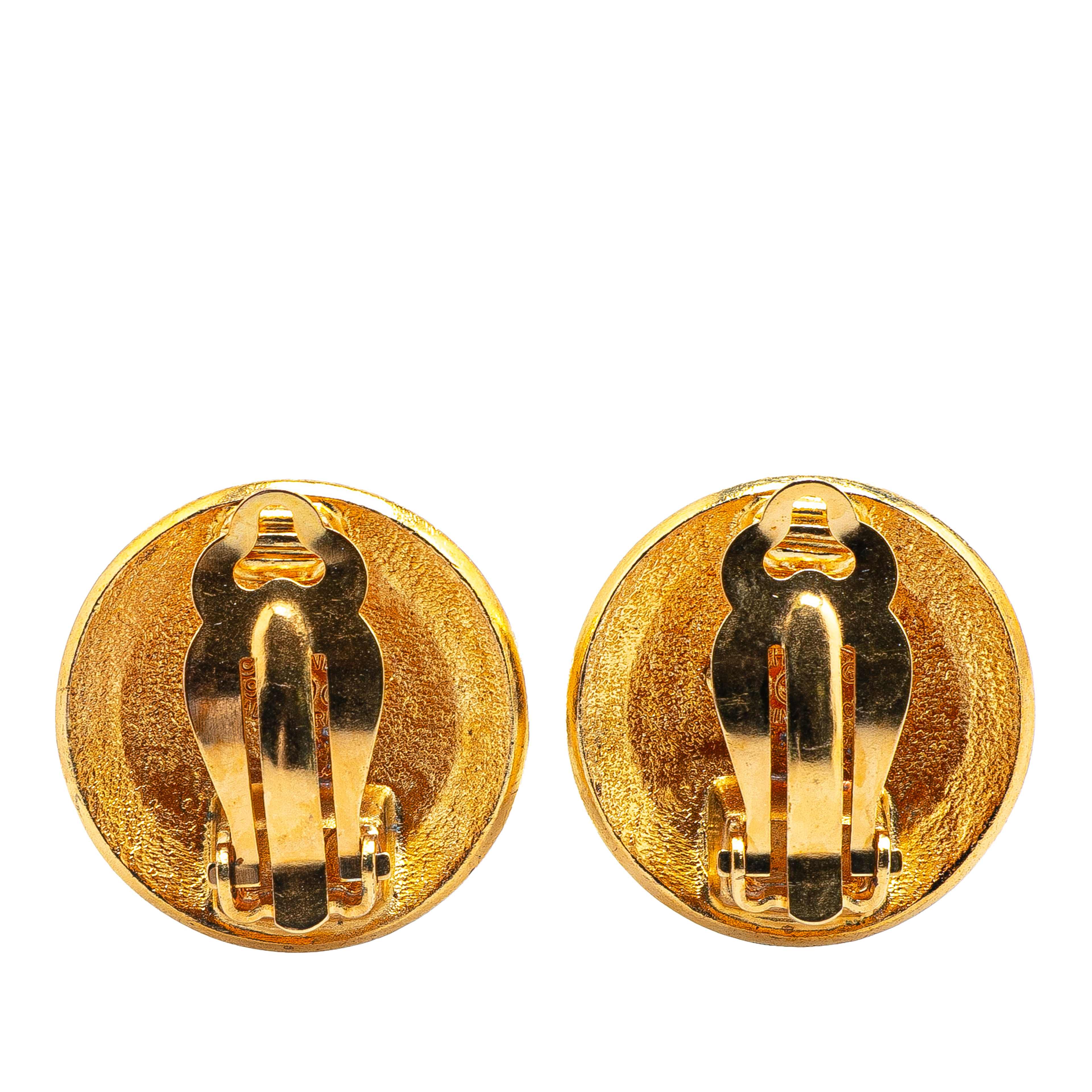 Chanel Gold Plated Cc Round Clip On Earrings, från Luxclusif, i färgen gold. Klicka för att öppna bilden i stort format