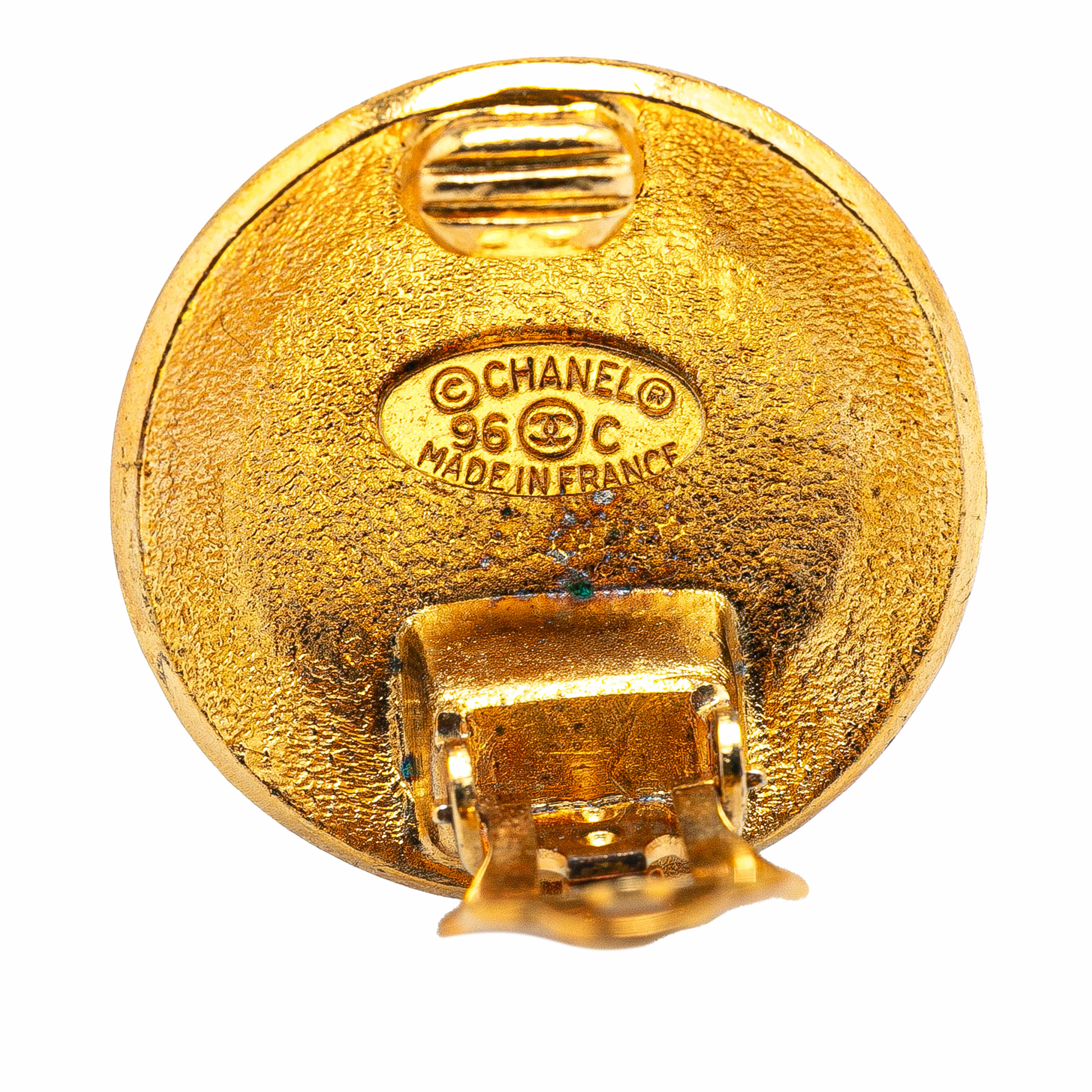 Chanel Gold Plated Cc Round Clip On Earrings, från Luxclusif, i färgen gold. Klicka för att öppna bilden i stort format