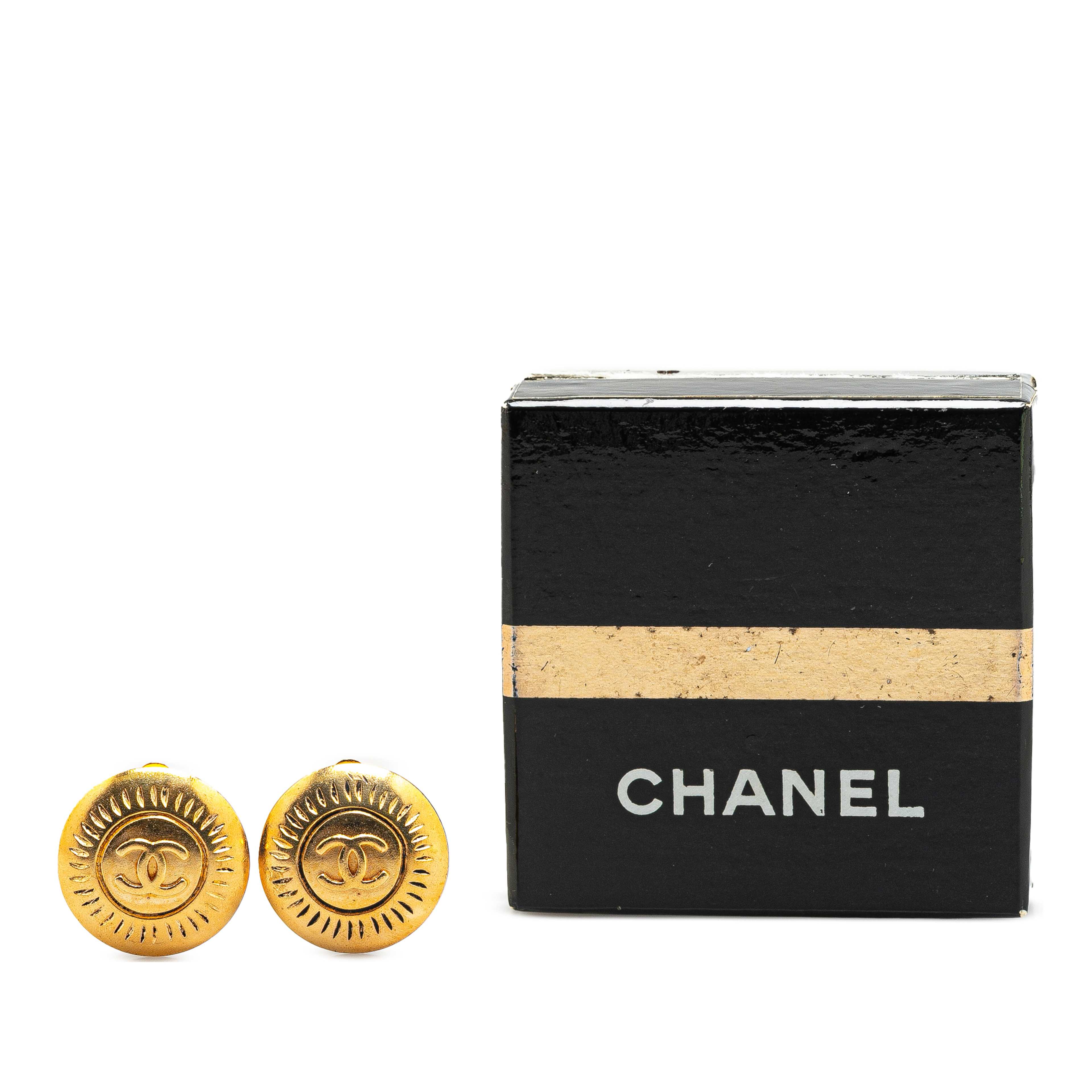 Chanel Gold Plated Cc Round Clip On Earrings, från Luxclusif, i färgen guld. Klicka för att öppna bilden i stort format