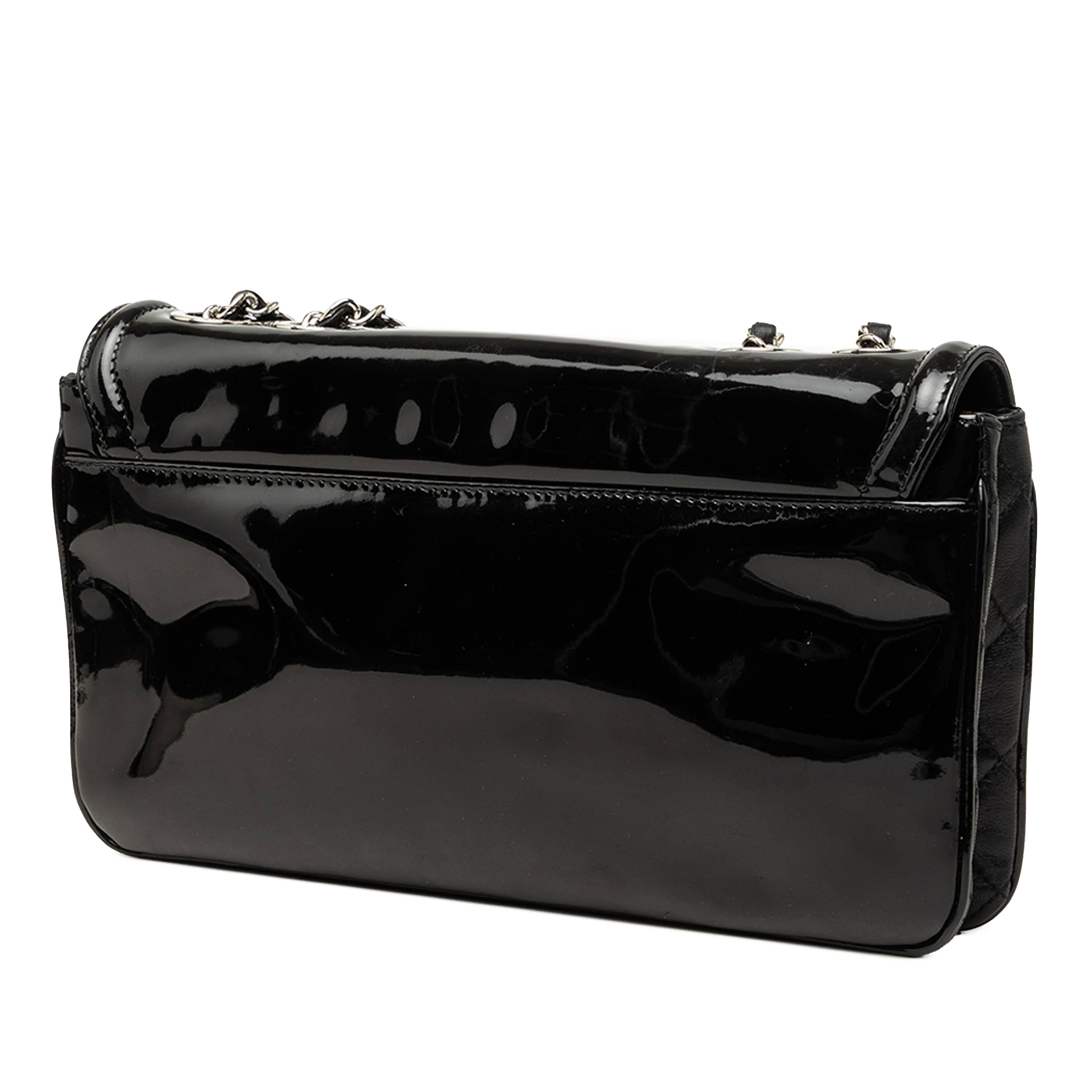 Chanel Cc Patent Lipstick Ligne Flap, från Luxclusif, i färgen svart. Klicka för att öppna bilden i stort format