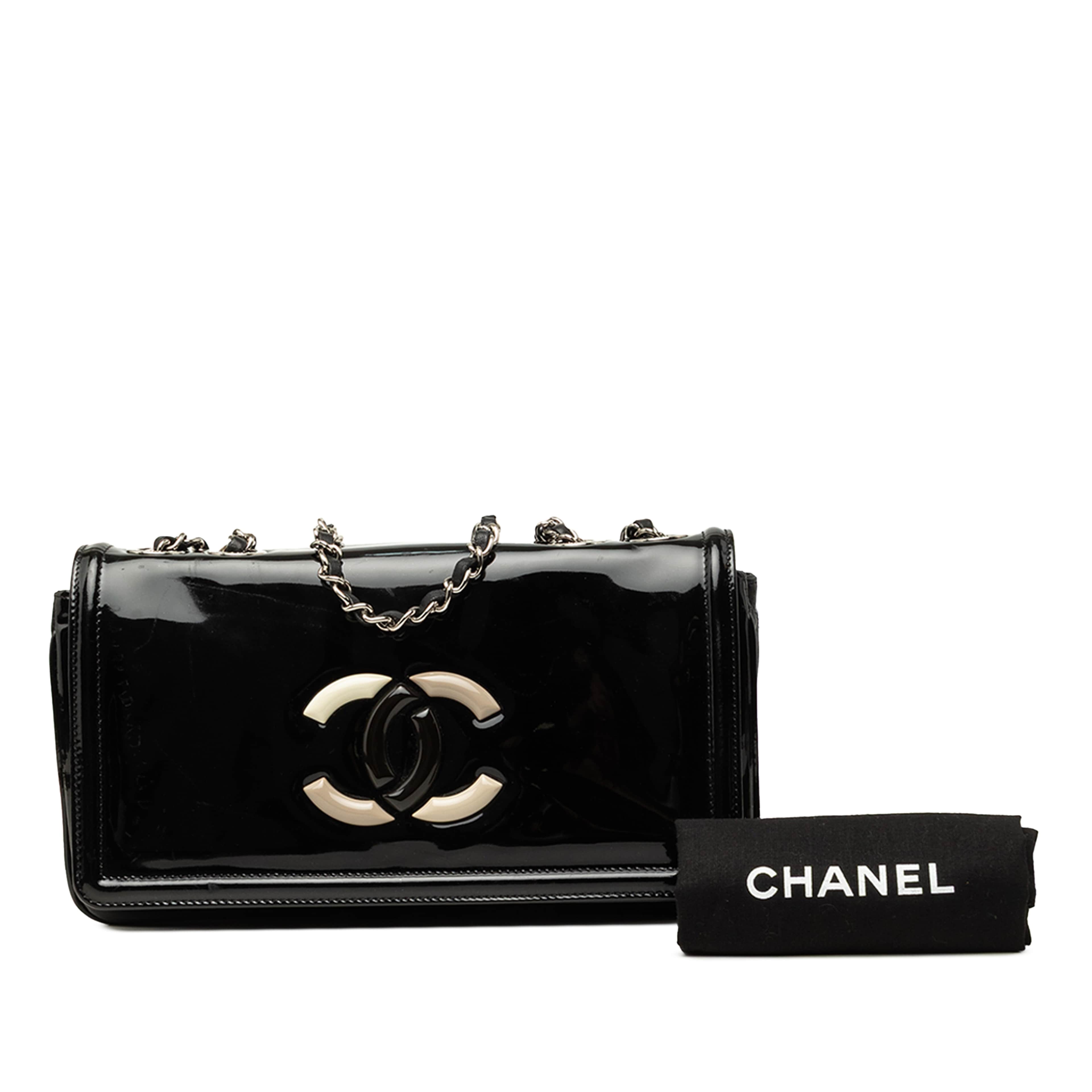 Chanel Cc Patent Lipstick Ligne Flap, från Luxclusif, i färgen svart. Klicka för att öppna bilden i stort format