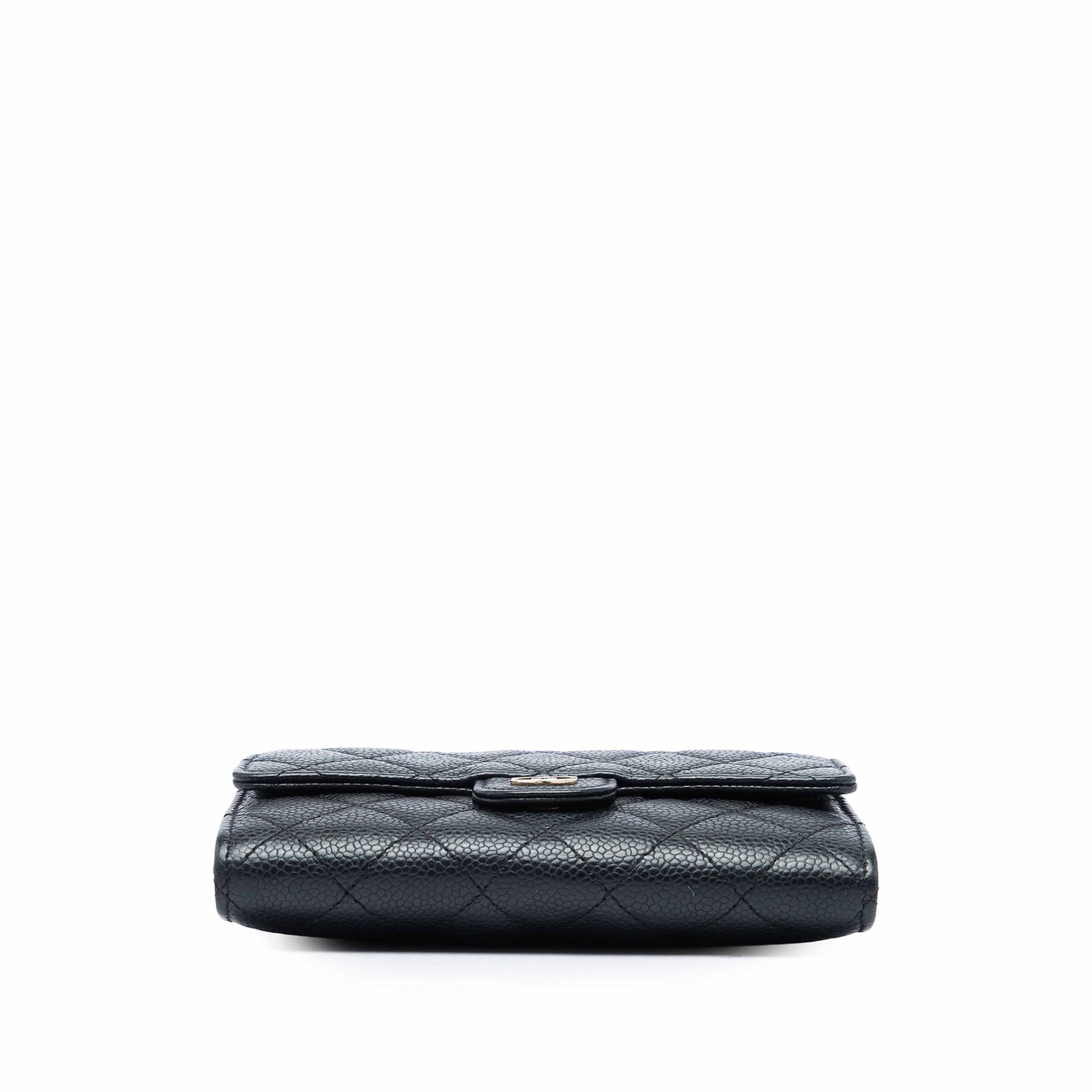 Chanel Mini Classic Caviar Flap Wallet On Chain, från Luxclusif, i färgen svart. Klicka för att öppna bilden i stort format