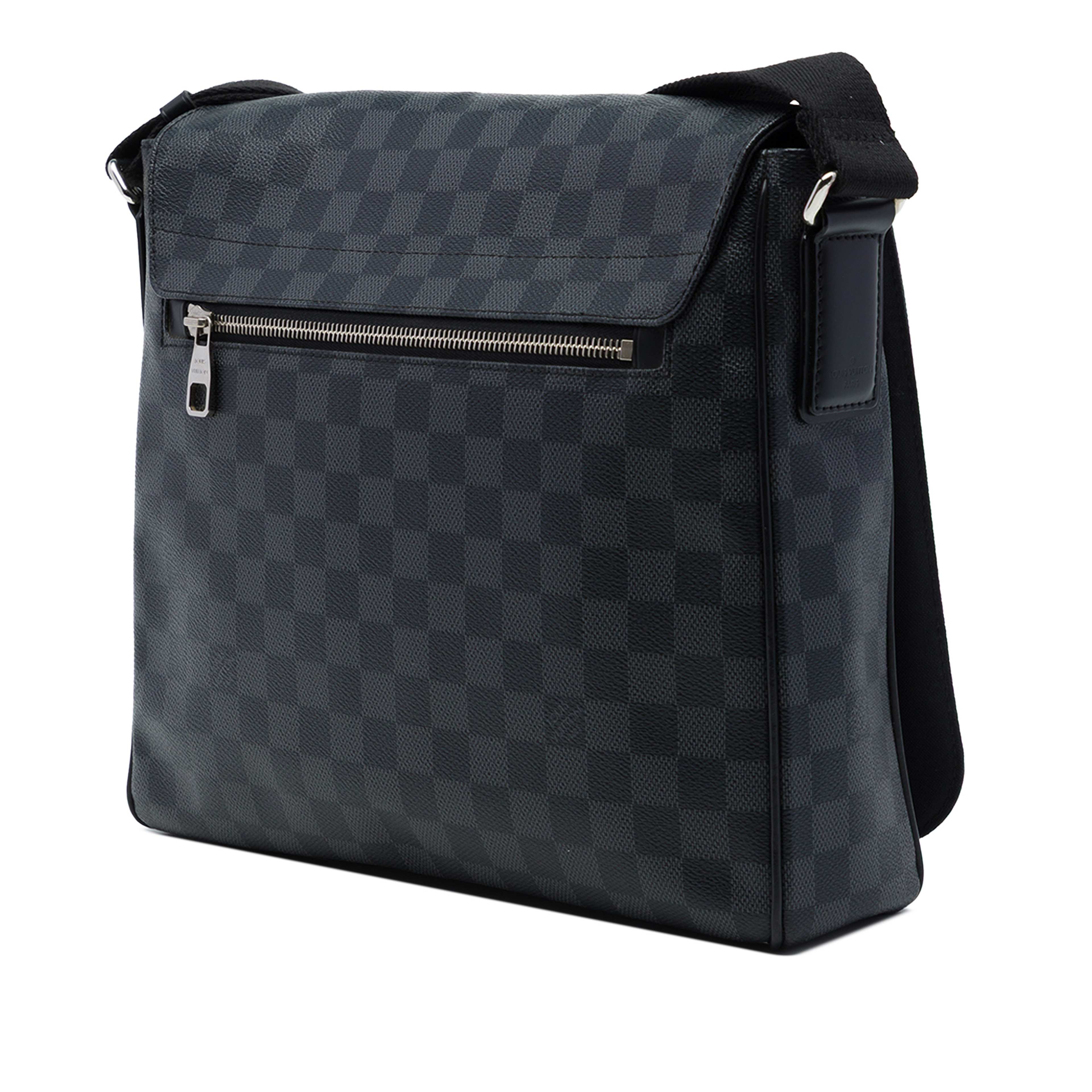 Louis Vuitton Damier Graphite District Mm, från Luxclusif, i färgen svart. Klicka för att öppna bilden i stort format