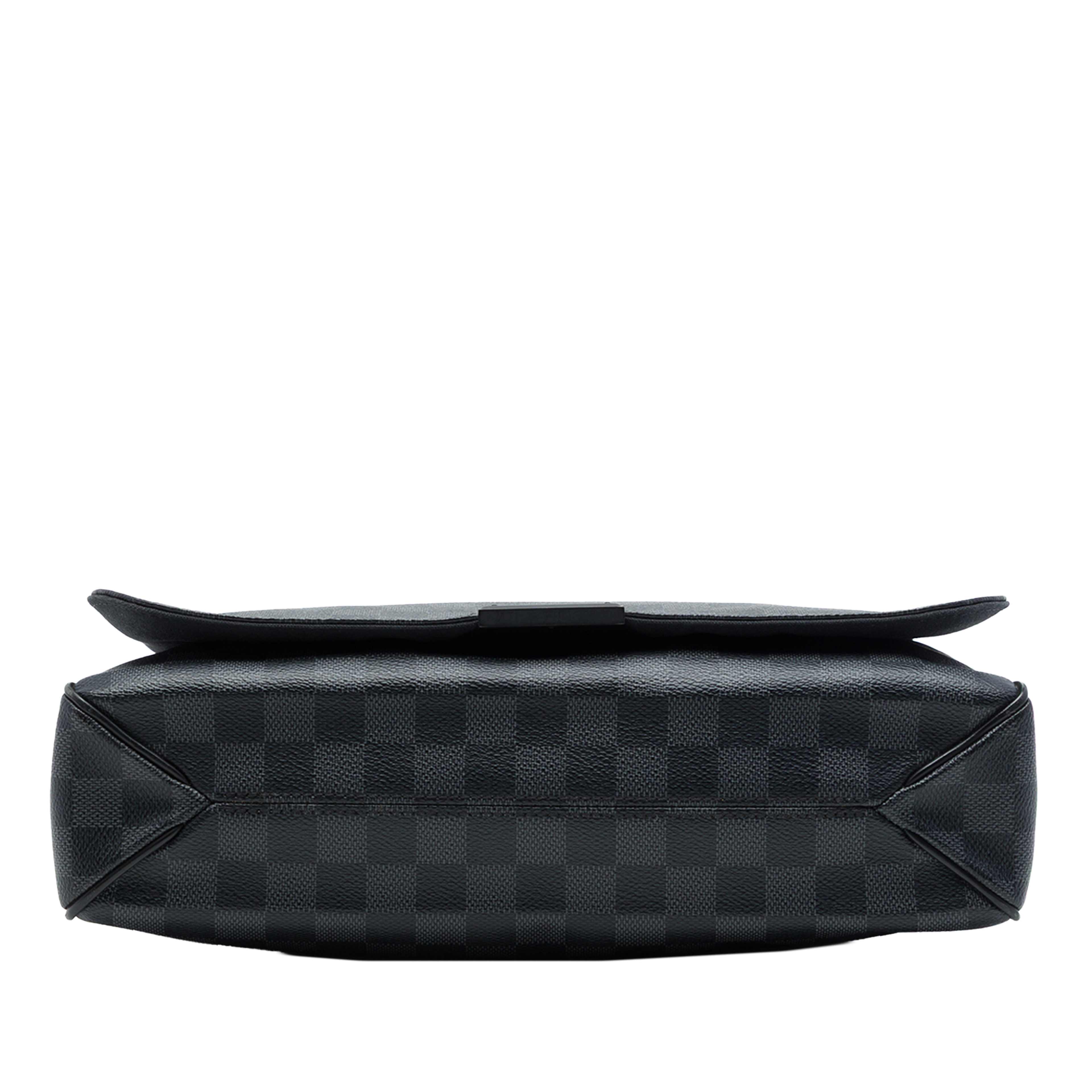 Louis Vuitton Damier Graphite District Mm, från Luxclusif, i färgen svart. Klicka för att öppna bilden i stort format