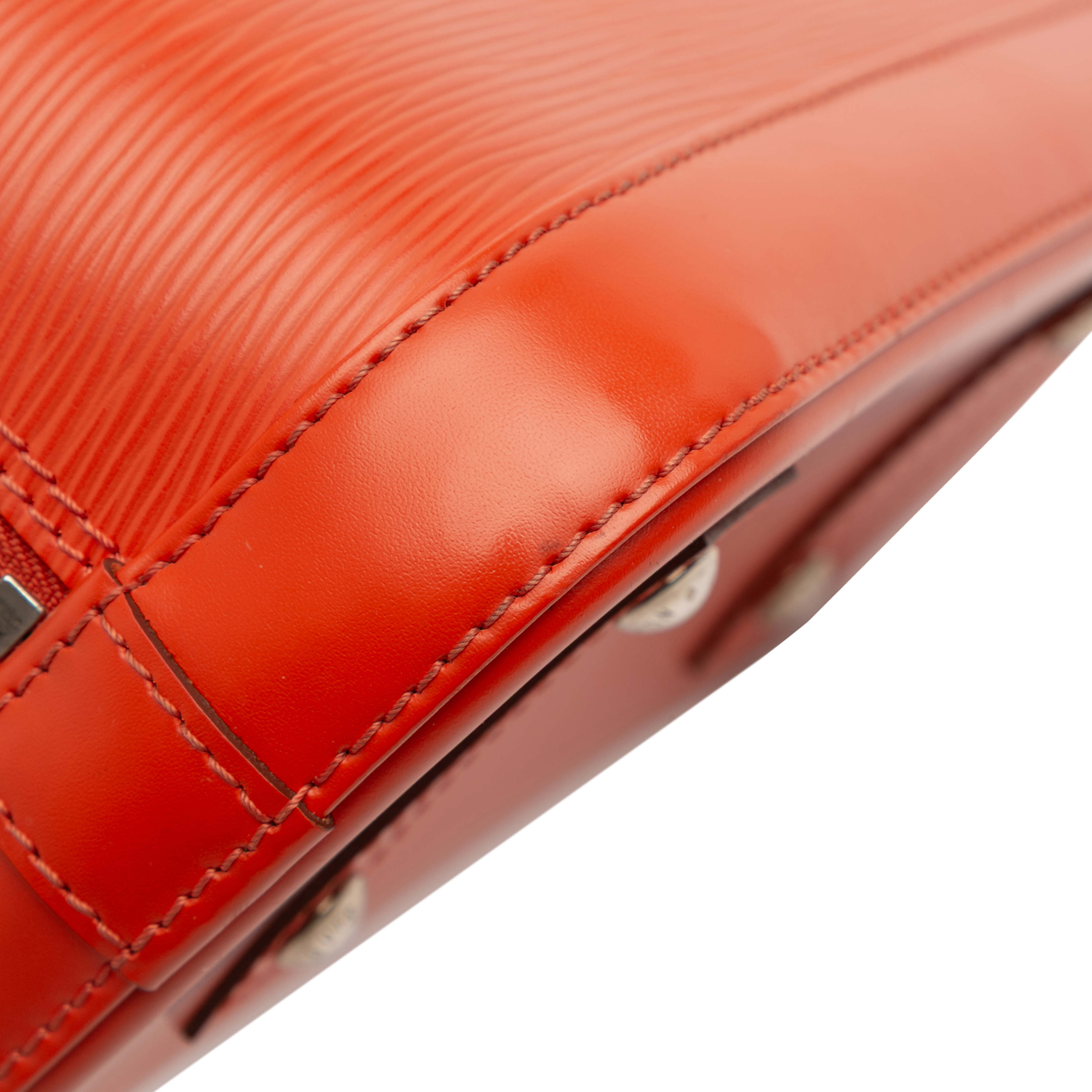 Louis Vuitton Epi Alma Bb, från Luxclusif, i färgen orange. Klicka för att öppna bilden i stort format