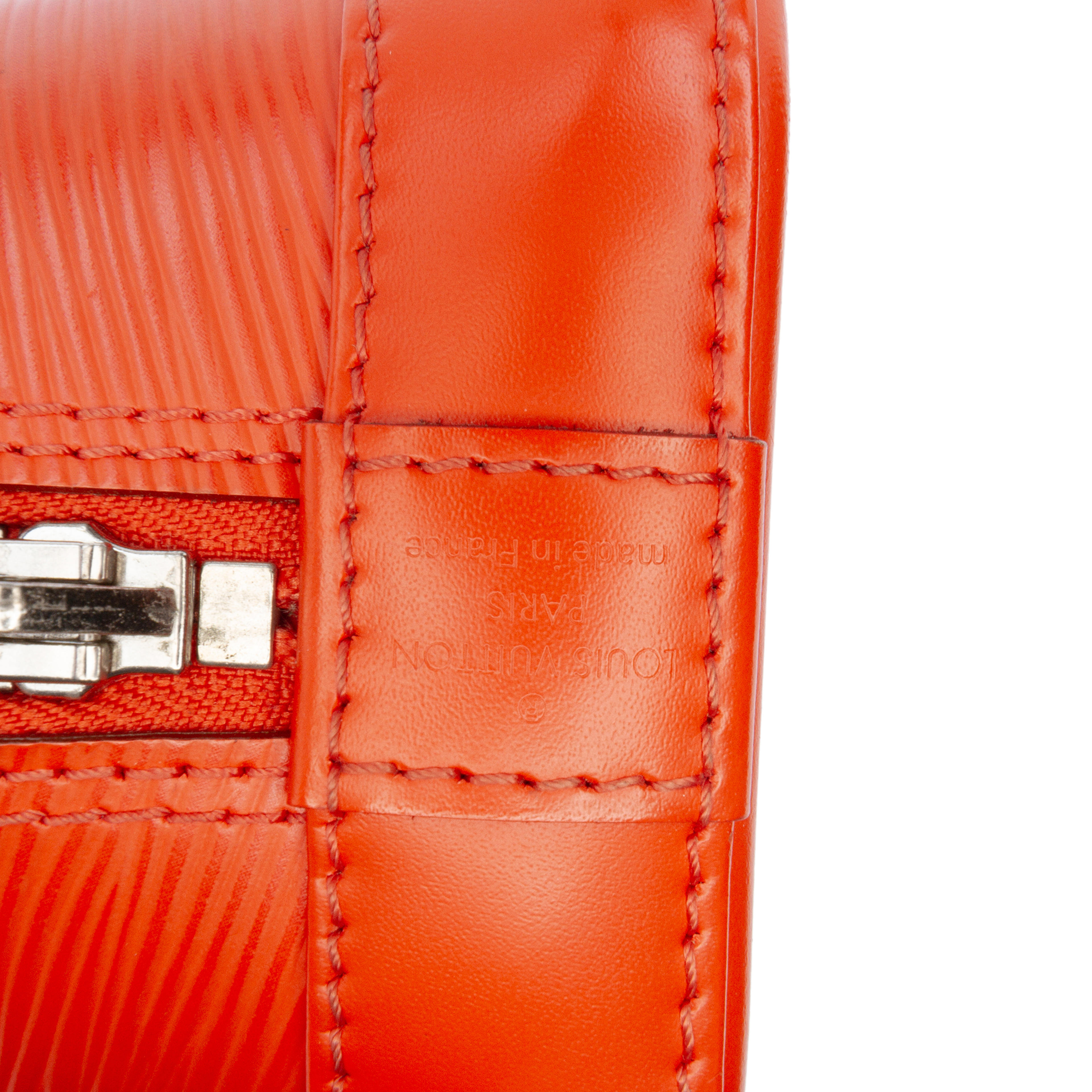 Louis Vuitton Epi Alma Bb, från Luxclusif, i färgen dark orange. Klicka för att öppna bilden i stort format