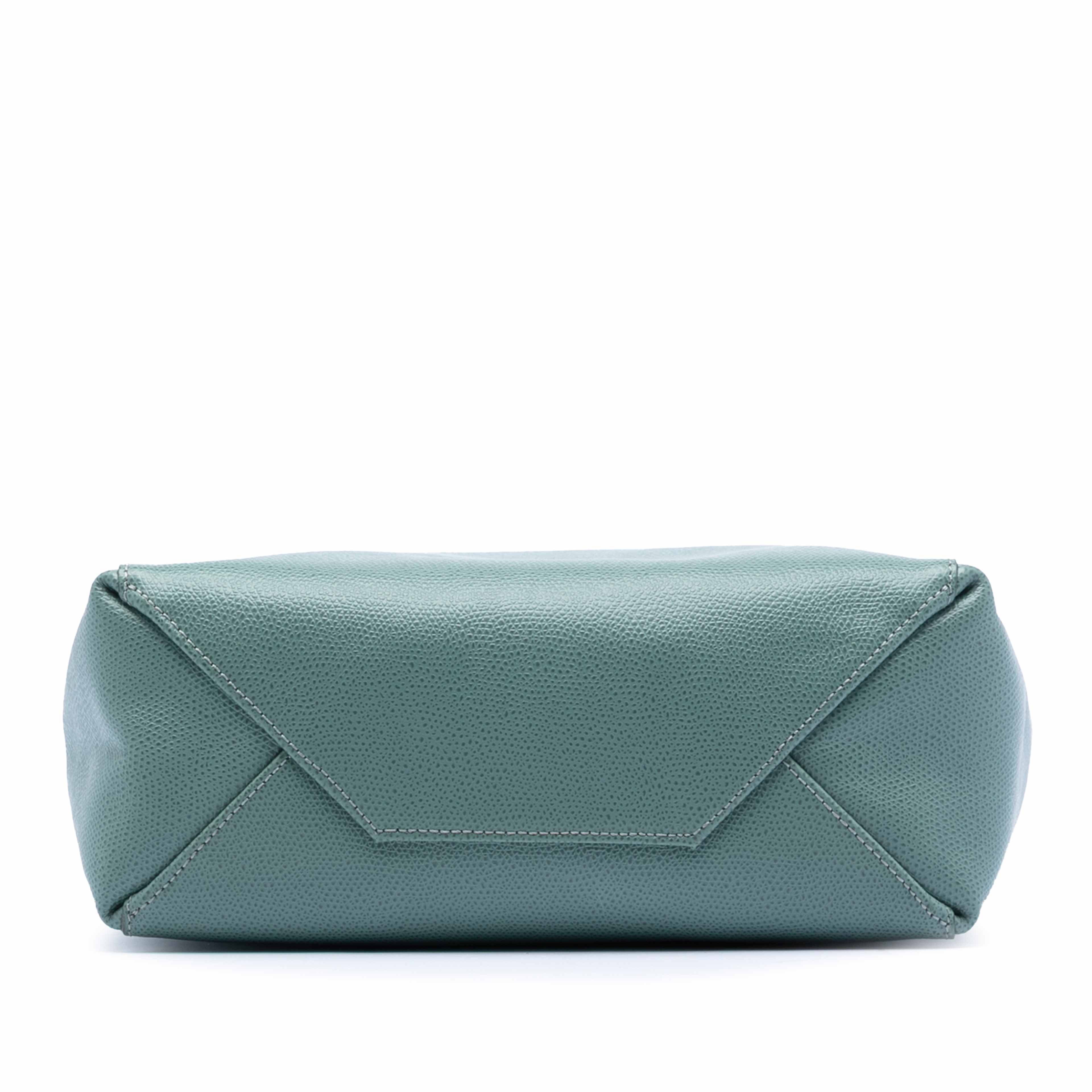 Celine Small Grained Calfskin Vertical Cabas Tote, från Luxclusif, i färgen light green. Klicka för att öppna bilden i stort format