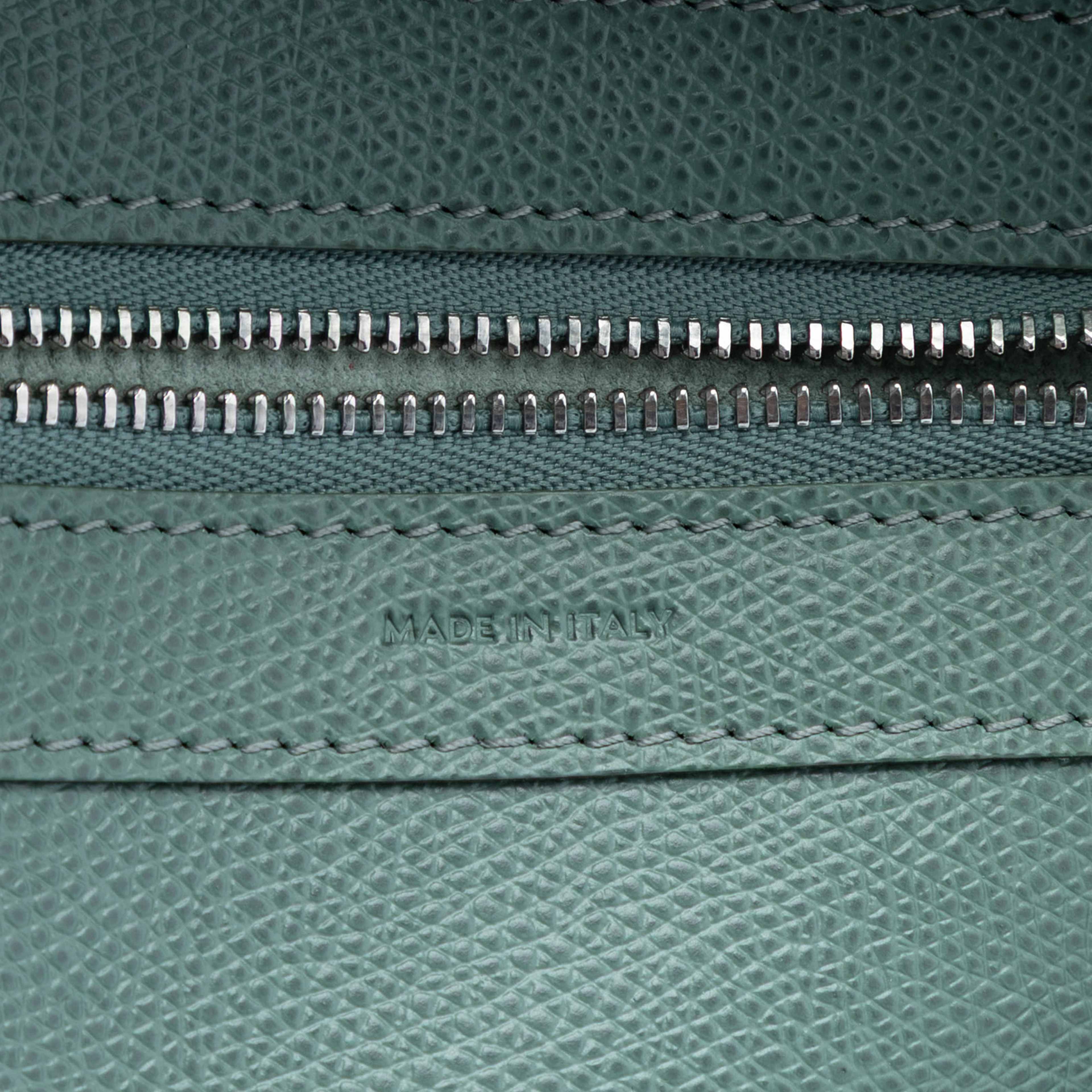 Celine Small Grained Calfskin Vertical Cabas Tote, från Luxclusif, i färgen light green. Klicka för att öppna bilden i stort format