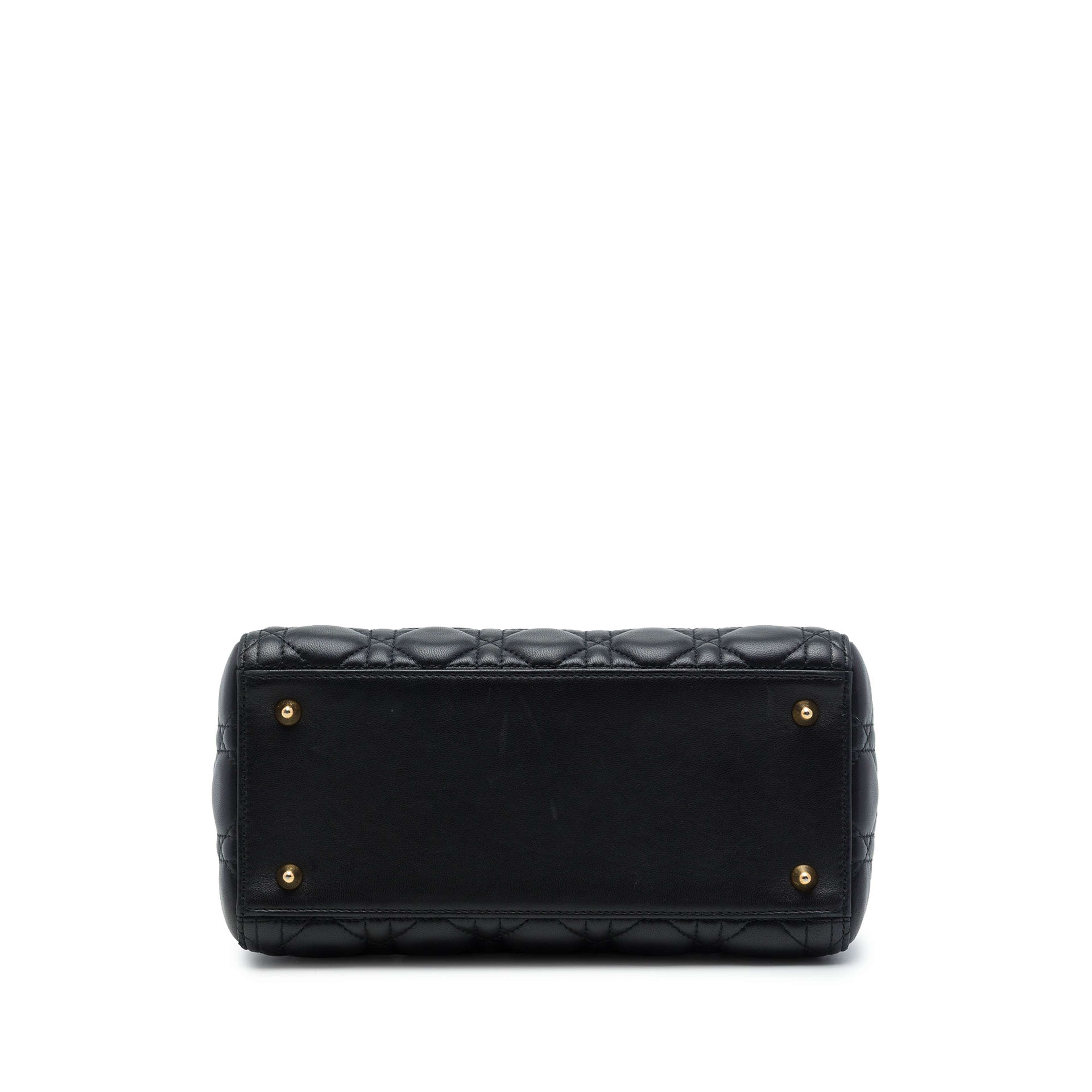 Dior Medium Lambskin Cannage Lady Dior, från Luxclusif, i färgen svart. Klicka för att öppna bilden i stort format