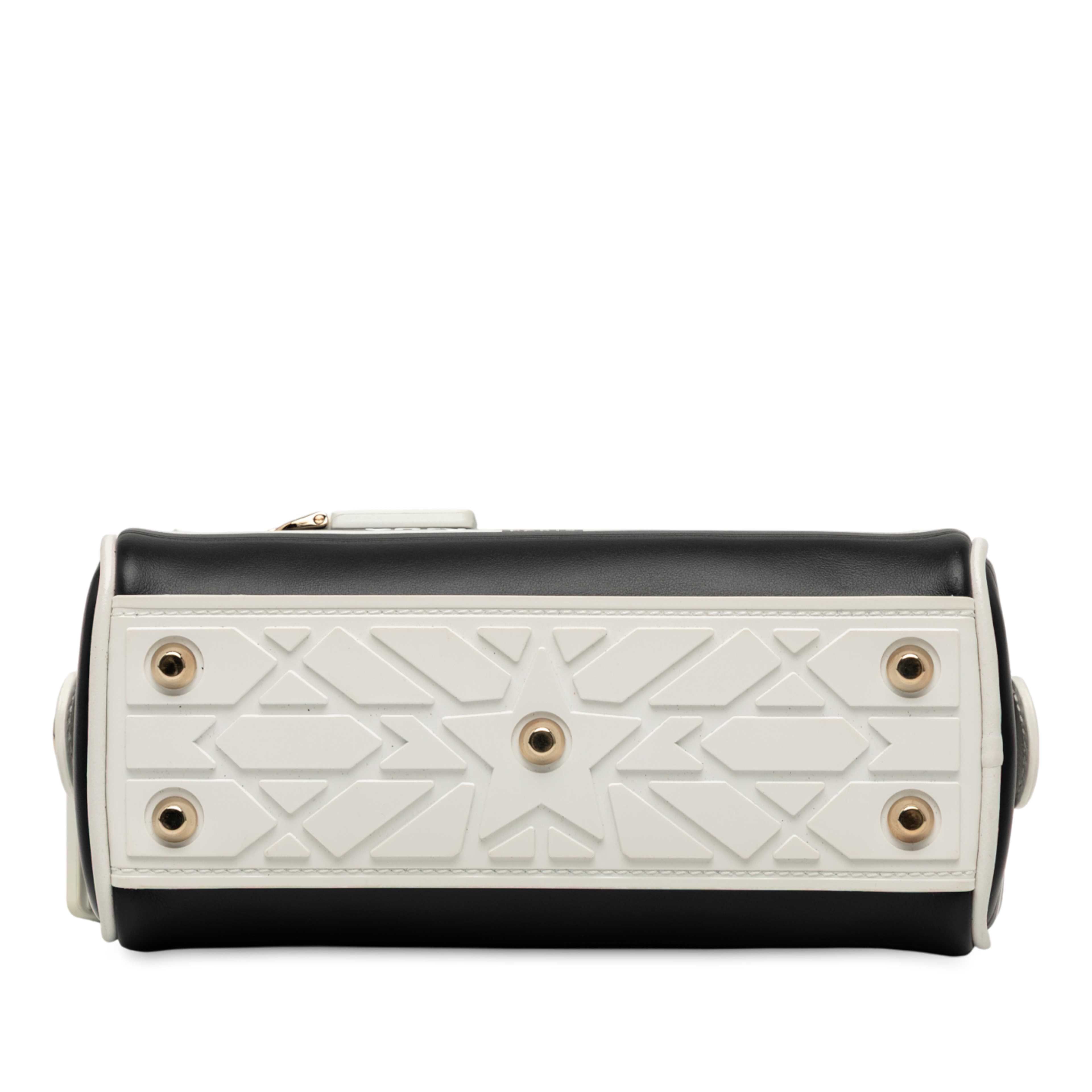 Dior Micro Leather Dior Vibe Zip Bowling Bag, från Luxclusif, i färgen black. Klicka för att öppna bilden i stort format