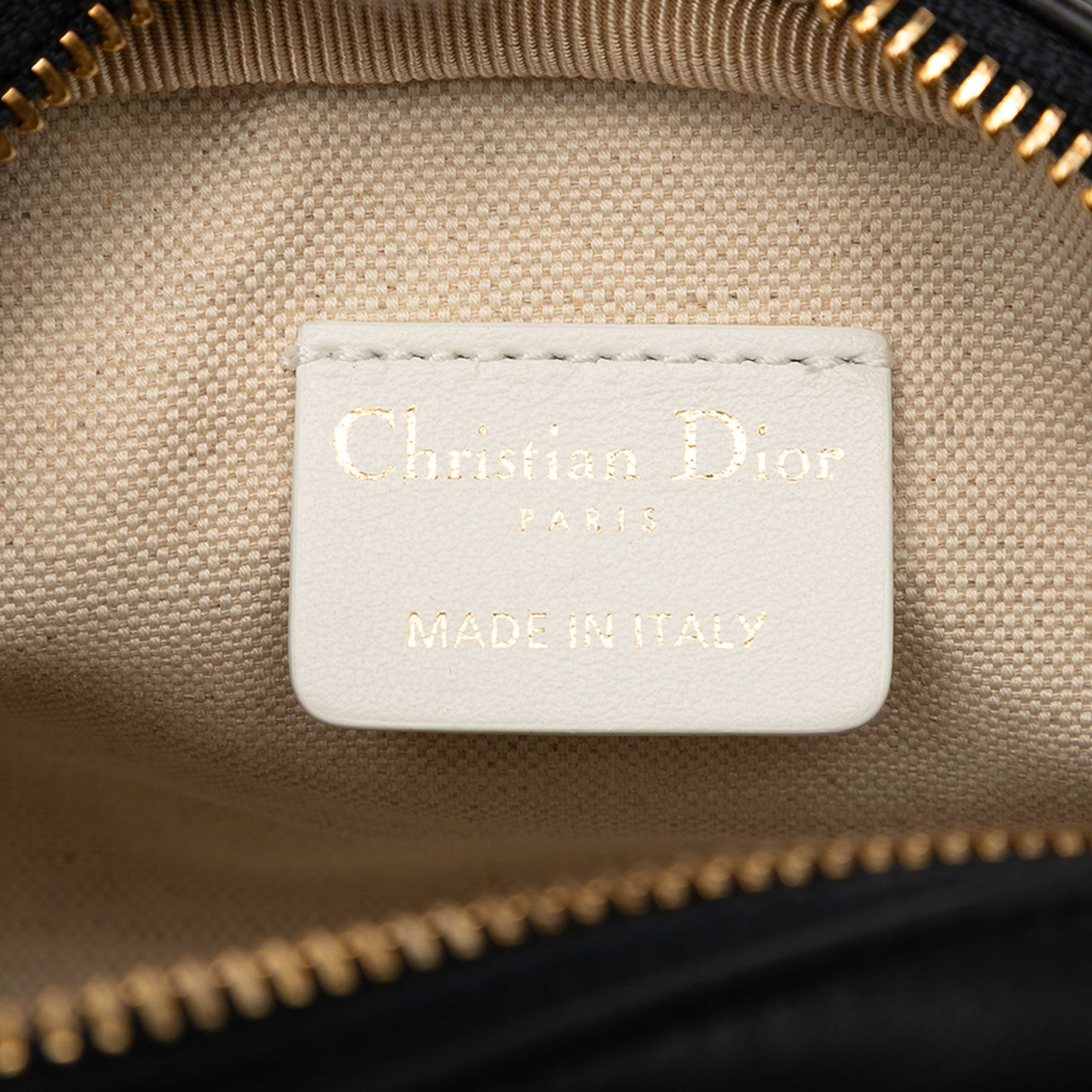 Dior Micro Leather Dior Vibe Zip Bowling Bag, från Luxclusif, i färgen black. Klicka för att öppna bilden i stort format