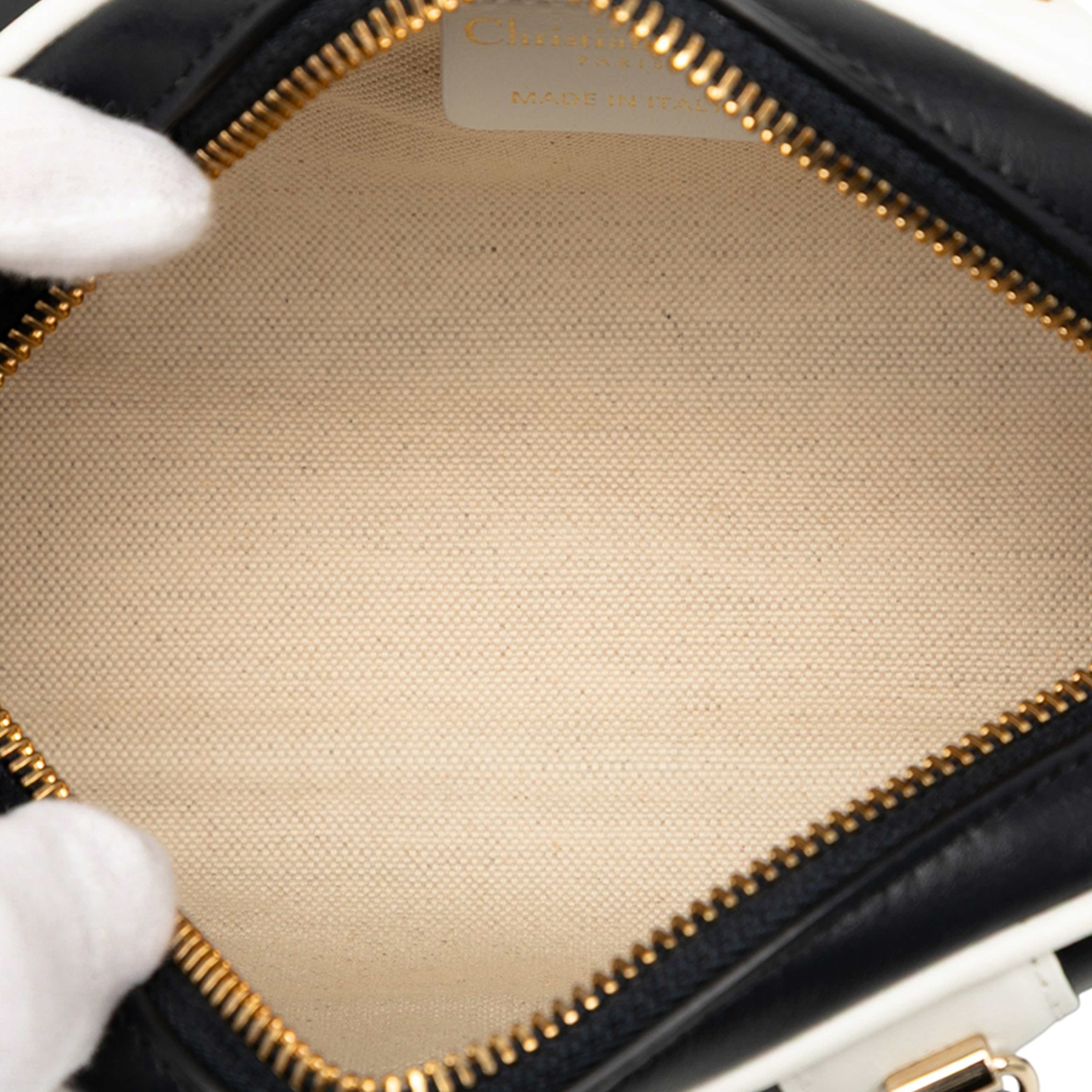 Dior Micro Leather Dior Vibe Zip Bowling Bag, från Luxclusif, i färgen black. Klicka för att öppna bilden i stort format